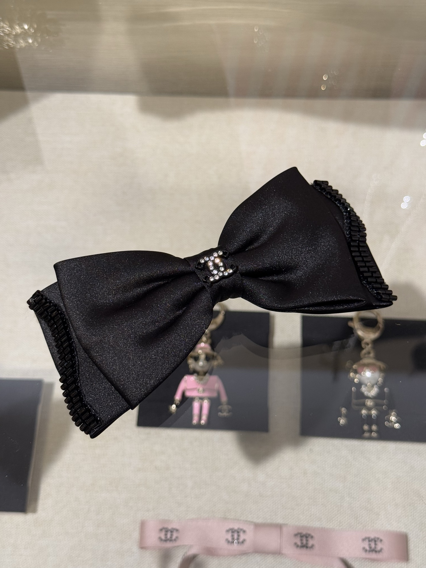 NO:635385,88180, Chanel 25 new model, black satin bow full of diamonds, double C crystal beads hairpin spring clip, double bow + side hand-sewn crystal beads design, very distinguished at a glance, daily wear can instantly turn into a wealthy daughter, beautiful and elegant,,chanel,hairpins,Cardia high-end jewelry1986090988180,Chanel 25新款 黑色缎面蝴蝶结满钻双c水晶珠发夹弹簧夹 双层蝴蝶结+侧面手工缝制水晶珠设计 一眼就很显贵 日常佩戴秒变富家千金大小姐 又美又优雅,,chanel,hairpins,卡迪亚高端饰品,Jewelry