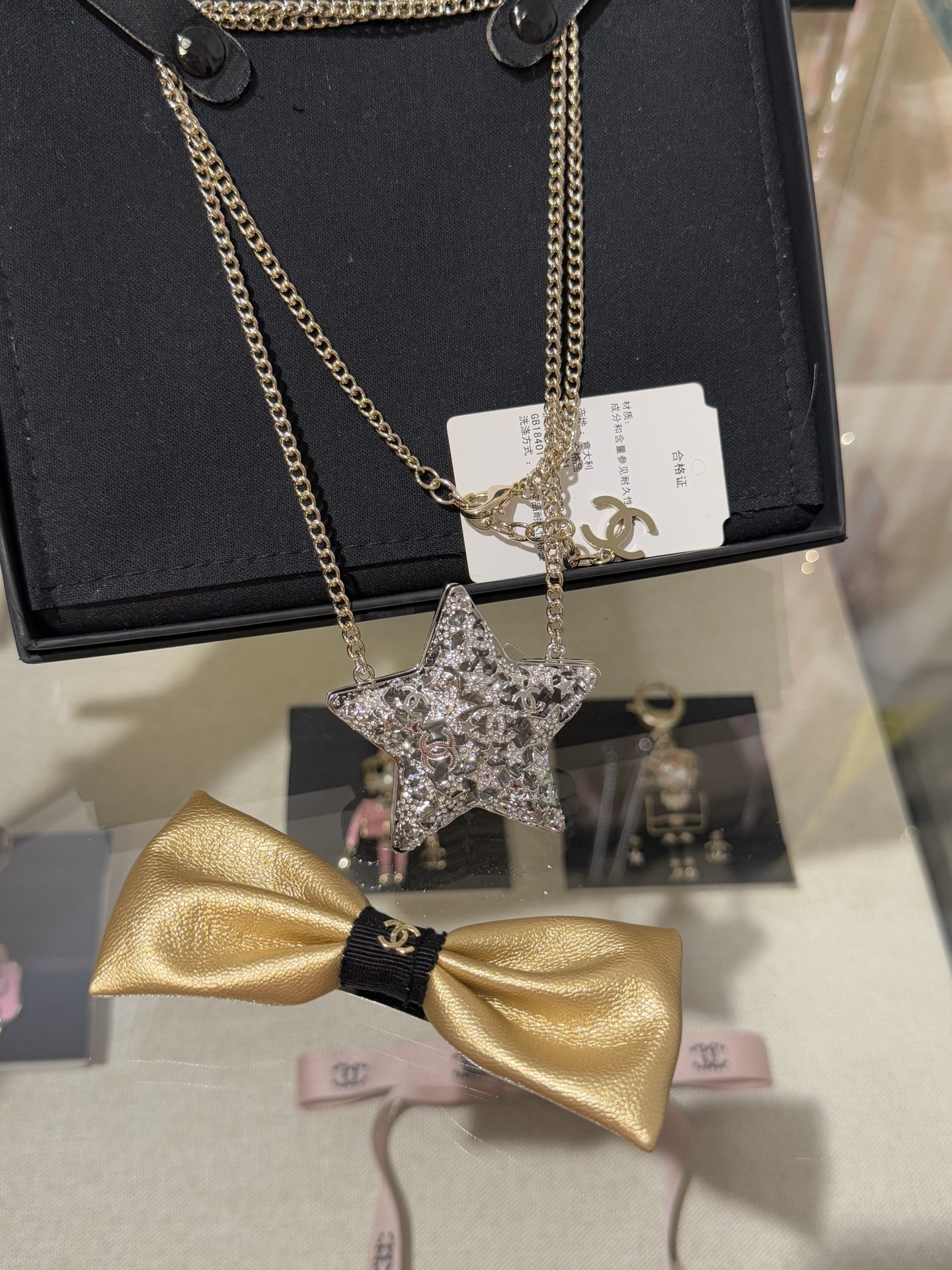 NO:635648,88360 [New Product] Chanel 25A New Style Hollow Crystal Diamond Star Double C Gold and Silver Color Matching Bag Necklace Sweater Chain Hollow Star Rhinestone + Five-pointed Star Shape It has a high bead and a visual sense. It is very suitable for social occasions. It is eye-catching and rich, chanel, sweaters, necklace, Cartier high-end jewelry1986090988360【新品】 Chanel 25A新款 镂空晶钻星星双c金银拼色包包项链毛衣链 镂空星星水钻+五角星造型 有高珠即视感 非常适合社交场合佩戴 璀璨吸睛又富贵,,chanel,sweaters,necklace,卡迪亚高端饰品,Jewelry