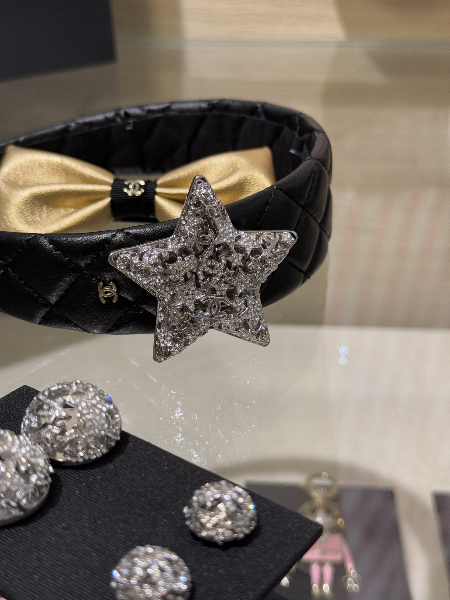 NO:635344,[New product sharing] Chanel 25A hollow five-pointed star crystal diamond double c star silver brooch. Hollow star crystal diamond + five-pointed star appearance design. It has a high-bead instant sense. It attracts the eye at first glance. It is bright and rich when worn. It is very suitable for autumn and winter embellishment, chanel, brooch, breastpin, Cartier high-end jewelry.19860909【新品分享】 Chanel 25A 镂空五角星水晶钻双c星星银色胸针 镂空星星晶钻+五角星外观设计 有高珠的即视感 一眼吸睛 戴上璀璨又富贵 非常适合秋冬点缀,,chanel,brooch，breastpin,卡迪亚高端饰品,Jewelry