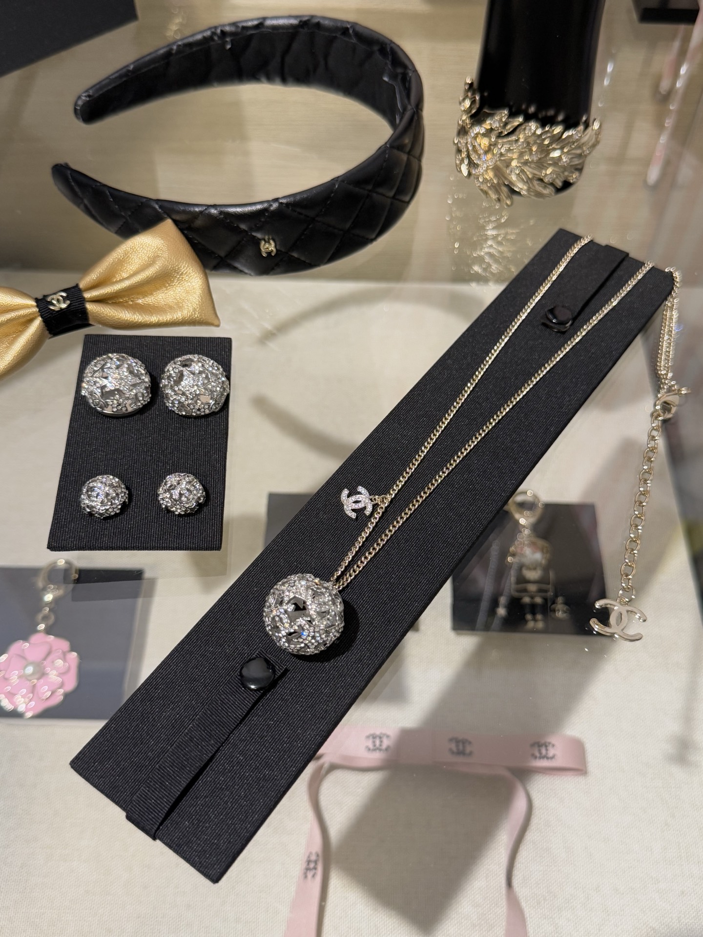 NO:635358,[New product sharing] Chanel 25A gold and silver color-blocked crystal ball hollow star double C crystal diamond large ball necklace. Silver sphere with light gold chain. Very layered. Spherical design + stars, crystal diamonds, double C embellishment. Eye-catching and very beautiful. The upper body is unexpectedly good-looking. It is a good choice to stack or wear alone. Chanel, necklace, Cartier high-end jewelry19860909【新品分享】 Chanel 25A 金银拼色水晶球镂空星星双c晶钻大号圆球项链 银色球体搭配浅金色链子 非常有层次感 圆球形设计+星星 晶钻 双c点缀 吸睛又很有美感 上身意外的好看 叠搭or单戴都是不错的选择,,chanel,necklace,卡迪亚高端饰品,Jewelry