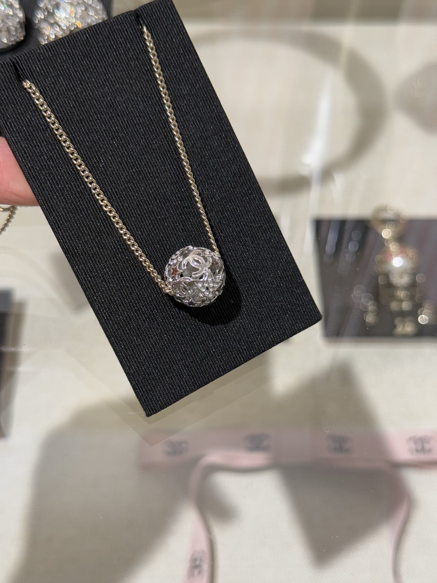 NO:635364,[New product sharing] Chanel 25A gold and silver color crystal ball hollow double C star crystal diamond small necklace. The small size is more versatile than the large size. It is small and exquisite and cute. The silver sphere is matched with a light gold chain. It is durable and monotonous. The small ball design is embellished with stars, double C, and crystal diamonds. It is eye-catching and very beautiful,,chanel,necklace,Cardia high-end jewelry19860909【新品分享】 Chanel 25A 金银配色水晶球镂空双c星星晶钻小号项链 小号比大号更加日常百搭 小巧玲珑又可爱 银色球体搭配浅金色链子 耐看不单调 小圆球设计点缀星星、双c、水晶钻 吸睛又很有美感,,chanel,necklace,卡迪亚高端饰品,Jewelry