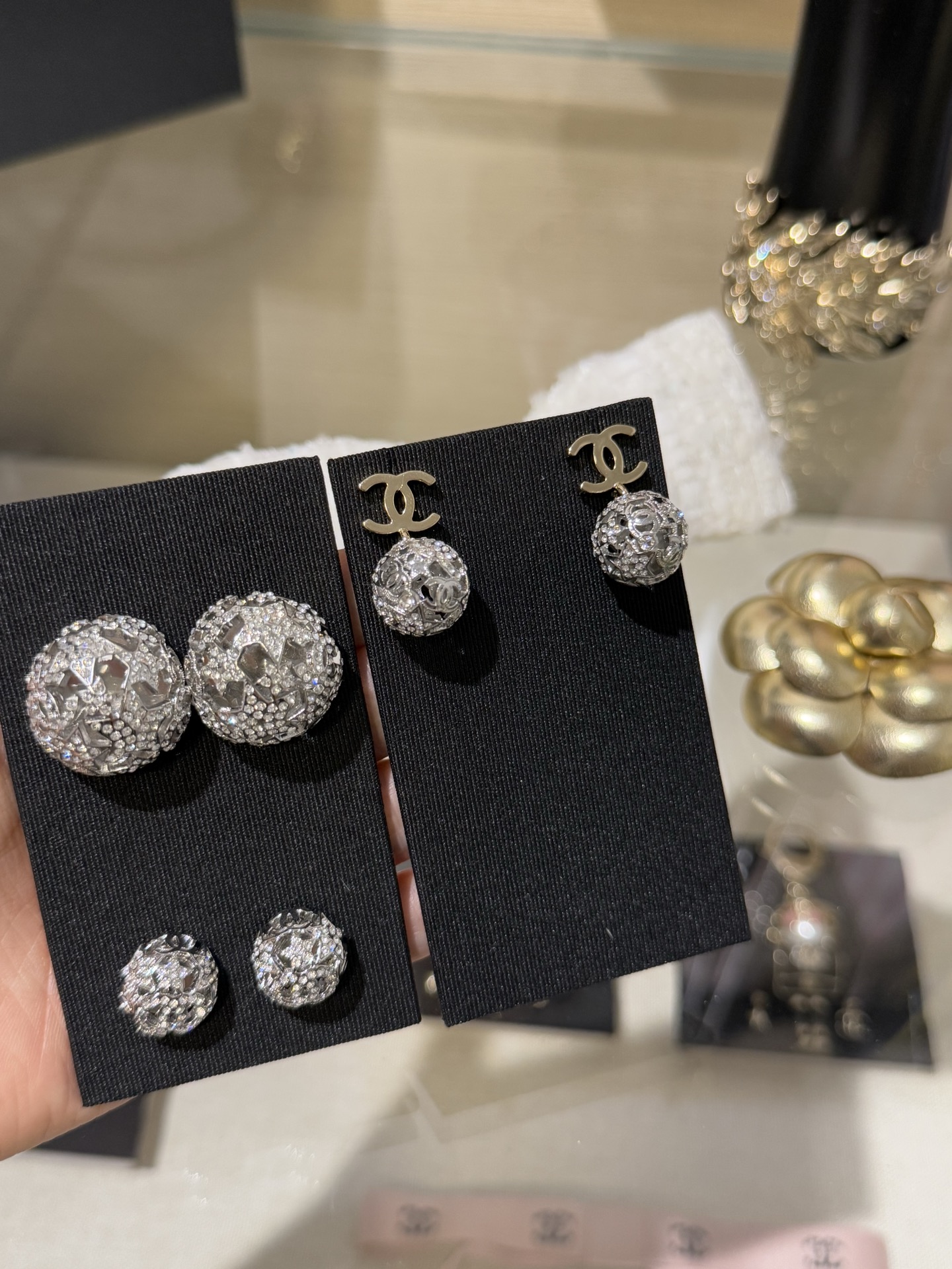 NO:635367,[New product sharing] Chanel 25A light gold double c silver hollow ball star double c earrings. The crystal ball sparkles under the light. It is bright and small and cute~ The gold and silver color combination is eye-catching and layered. It is decorated with stars, double c and crystal diamonds. It is noble and beautiful,,chanel,earrings,Cardia high-end jewelry19860909【新品分享】 Chanel 25A 浅金色双c银色镂空圆球星星双c耳环 水晶球在灯光下闪闪的 璀璨又小巧可爱～ 金银配色耐看又不失层次感 搭配星星、双c、水晶钻点缀 贵气且富有美感,,chanel,earrings,卡迪亚高端饰品,Jewelry