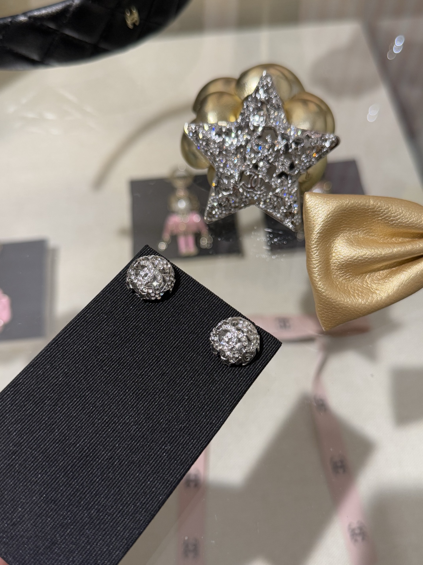 NO:635734,88180 [New product] Chanel 25A small hemispherical silver crystal diamond double c hollow star earrings. The small crystal ball is small and exquisite, more suitable for daily wear. Fashionable element star double c crystal diamond blessing. Attracting at first glance, chanel, Cartier high-end jewelry1986090988180【新品】 Chanel 25A 小号半球银色水晶钻双c镂空星星耳钉 小号水晶球小巧玲珑 更适合日常佩戴 时髦元素星星双c水晶钻加持 一眼吸睛,,chanel,卡迪亚高端饰品,Jewelry