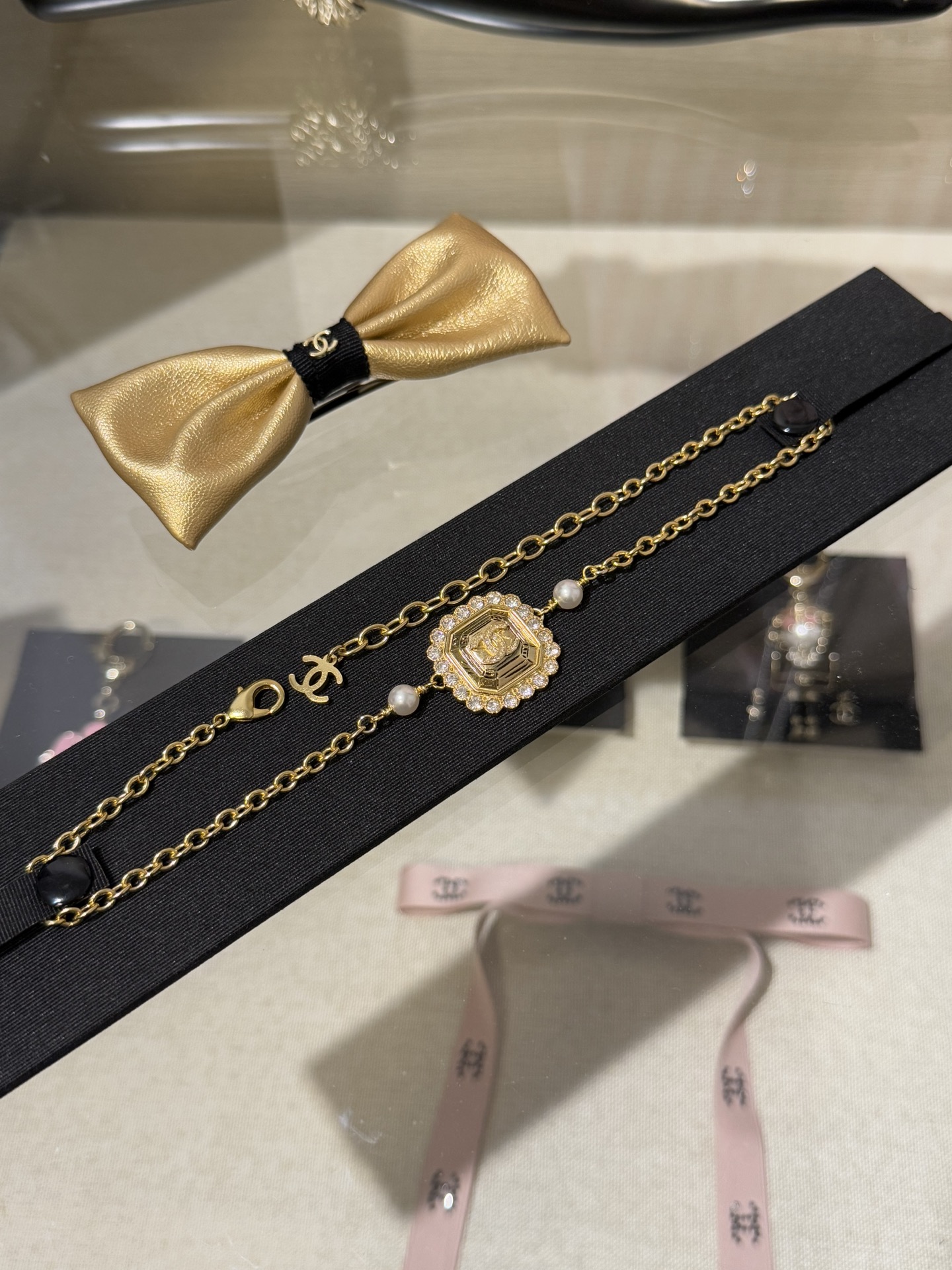 NO:635424,88180 [New product] Chanel choker 25k new gold square carved full diamond double C rhinestone lace pearl necklace necklace. Golden square + retro carved texture, full of vintage style texture. The outer layer is embellished with crystal diamond lace, which adds a touch of luxury. It is very suitable for attending important occasions or holiday parties. Chanel, necklace, Cartier high-end jewelry1986090988180【新品】 Chanel choker 25k 新款金色方块雕花满钻双c水钻蕾丝花边珍珠项链颈链 金闪闪的方块+复古雕花纹理 vintage古风质感满满 外层一圈水晶钻花边点缀 更增添一丝奢华气质 非常适合出席重要场合or节日聚会佩戴,,chanel,necklace,卡迪亚高端饰品,Jewelry