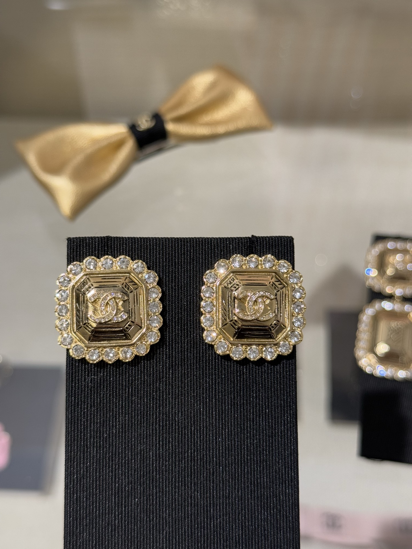 NO:635426,88170 [New product] Chanel 25k new gold square carved full diamond double C rhinestone lace stud earrings. Golden square + retro carved texture. Full of vintage style texture. The outer layer is embellished with crystal diamond lace, which adds a touch of luxury. Very suitable for attending important occasions or holiday parties. Chanel, Cartier high-end jewelry1986090988170【新品】 Chanel 25k 新款金色方块雕花满钻双c水钻蕾丝花边耳钉 金闪闪的方块+复古雕花纹理 vintage古风质感满满 外层一圈水晶钻花边点缀 更增添一丝奢华气质 非常适合出席重要场合or节日聚会佩戴,,chanel,卡迪亚高端饰品,Jewelry