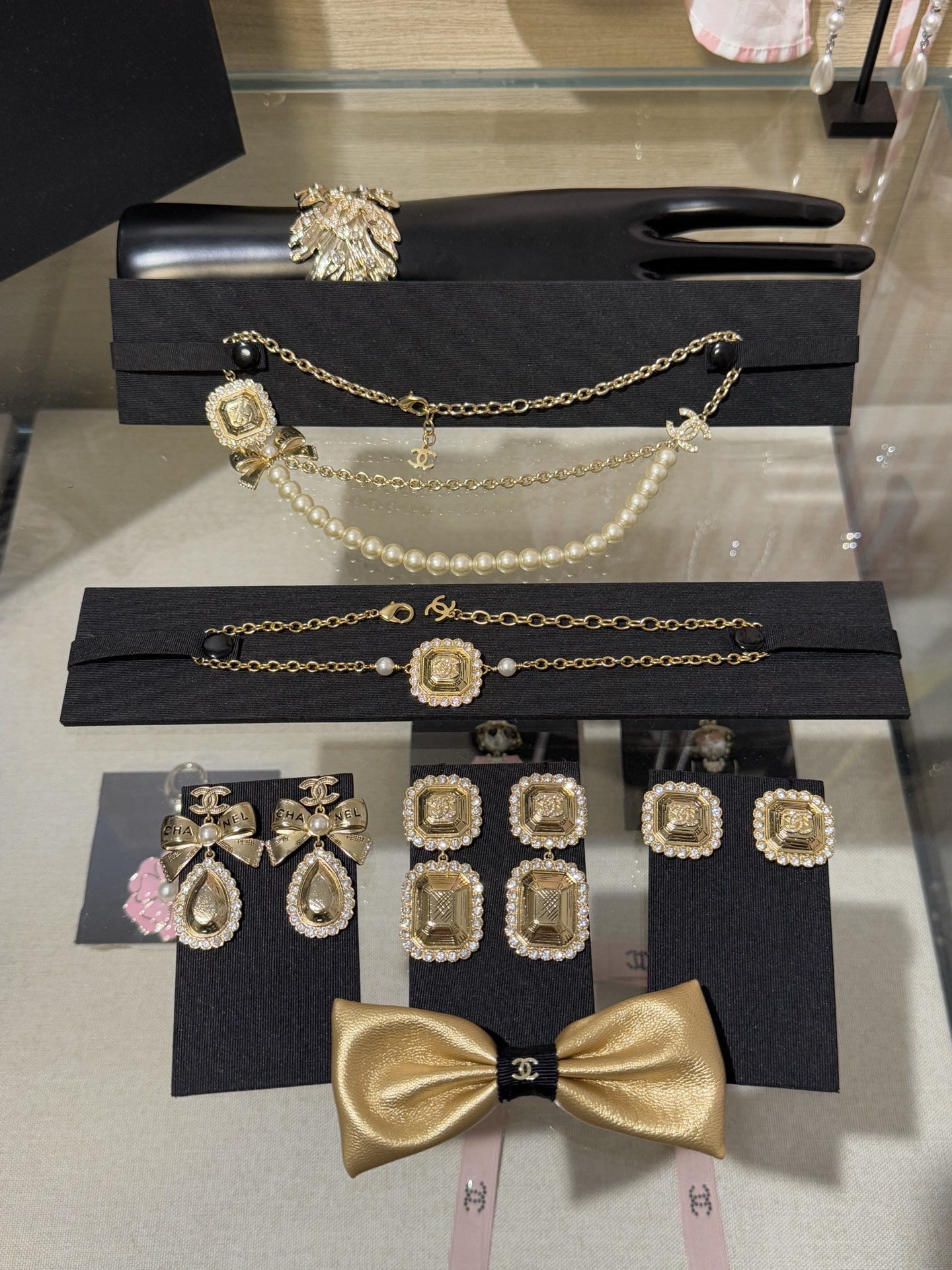 NO:635428,[New Product] Chanel 25K New Style Golden Double C Bow Letters Water Drops Square Texture Carved Lace Crystal Diamond Pearl Accessories Retro Aesthetics Return This issue is biased toward the vintage type. Each model comes with its own high-end filter, full of exquisite ladylike temperament, Chanel, Cartier high-end accessories19860909【新品】 Chanel 25K新款 金色双c蝴蝶结字母水滴方形纹理雕花蕾丝水晶钻珍珠配饰 复古美学回归 这一期偏向于vintage类型 每一款都自带高级感滤镜 满满精致名媛气质,,chanel,卡迪亚高端饰品,Jewelry