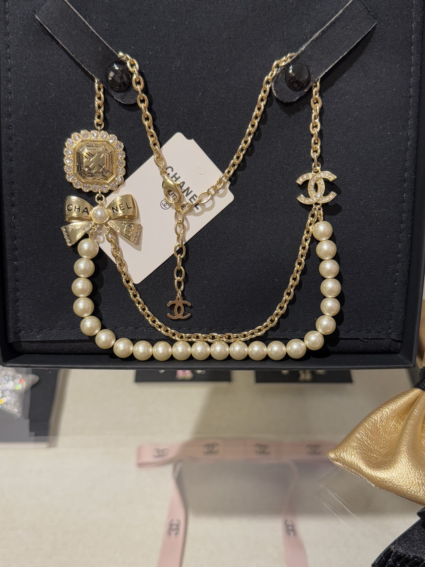 NO:635422,88230【New Product Sharing】Chanel 25k New Gold Square Bow Letter Carved Full Diamond Double C Rhinestone Lace Pearl Double Chain Necklace Gold Square Lace Crystal Diamond Lace Elements Sweet and Retro Luxurious Gold Chain + Pearl Double Layer Design The upper body has a stacked visual sense. It is very suitable for attending important occasions or holiday parties, chanel, necklace, Cartier high-end jewelry1986090988230【新品分享】 Chanel 25k 新款金色方块蝴蝶结字母雕花满钻双c水钻蕾丝花边珍珠双链项链 金色方块蕾丝水晶钻花边元素 甜美又复古奢华 金色链+珍珠双层设计 上身有叠戴的视觉感 非常适合出席重要场合or节日聚会佩戴,,chanel,necklace,卡迪亚高端饰品,Jewelry