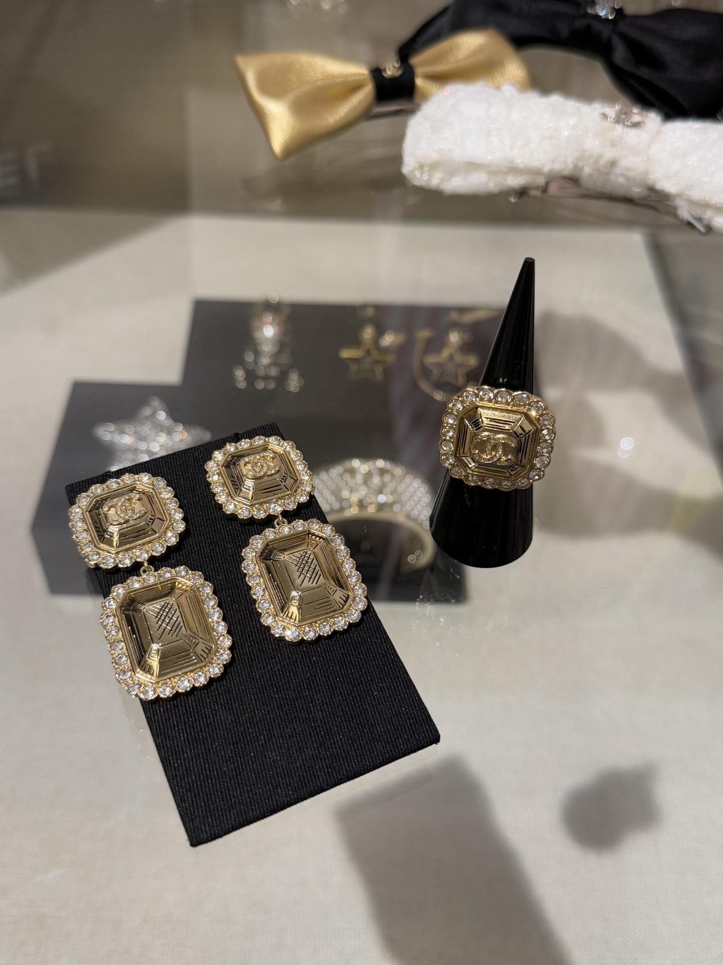 NO:635437,88220 [New product] Chanel 25k new gold square carved full diamond double c crystal diamond lace earrings. Golden large square + crystal diamond lace design. Retro and luxurious. Full of vintage texture. It has a sense of presence when worn. Suitable for attending important occasions or holiday parties. Chanel, earrings, Cartier high-end jewelry1986090988220【新品】 Chanel 25k 新款金色方块雕花满钻双c水晶钻蕾丝花边耳环 金灿灿的大方块+晶钻蕾丝边设计 复古贵气又奢华 满满的vintage质感 戴上非常有存在感 适合出席重要场合or节日聚会佩戴,,chanel,earrings,卡迪亚高端饰品,Jewelry