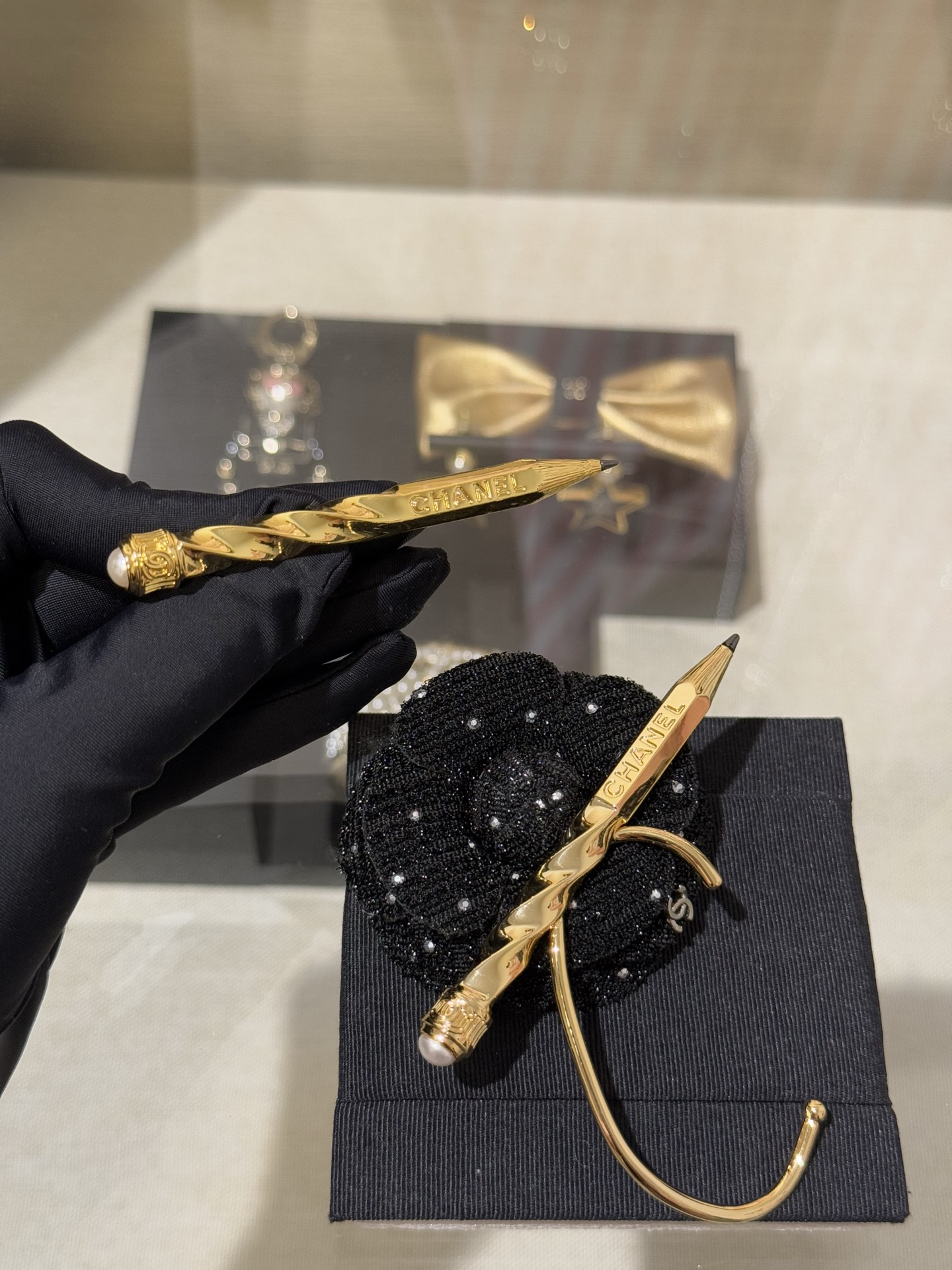 NO:635749,Chanel 25k gold pencil letter double c crystal diamond pearl series accessories. Collection of real photos·Pearl sweater chain, long necklace, choker necklace, ear hook ear clip, brooch, ear stud earrings. Very personalized and super interesting item full of details. Aesthetically pleasing work of art. Suitable for a collection,,chanel,sweaters,earrings,necklace,brooch,breastpin,cardia high-end jewelry19860909Chanel 25k 金色铅笔字母双c晶钻珍珠系列配饰 实拍图合集·珍珠毛衣链、长项链、choker颈链、耳挂耳夹、胸针、耳钉耳环 非常个性且超级有趣的单品 细节满满 长在审美上的艺术品 适合一套收藏,,chanel,sweaters,earrings,necklace,brooch，breastpin,卡迪亚高端饰品,Jewelry