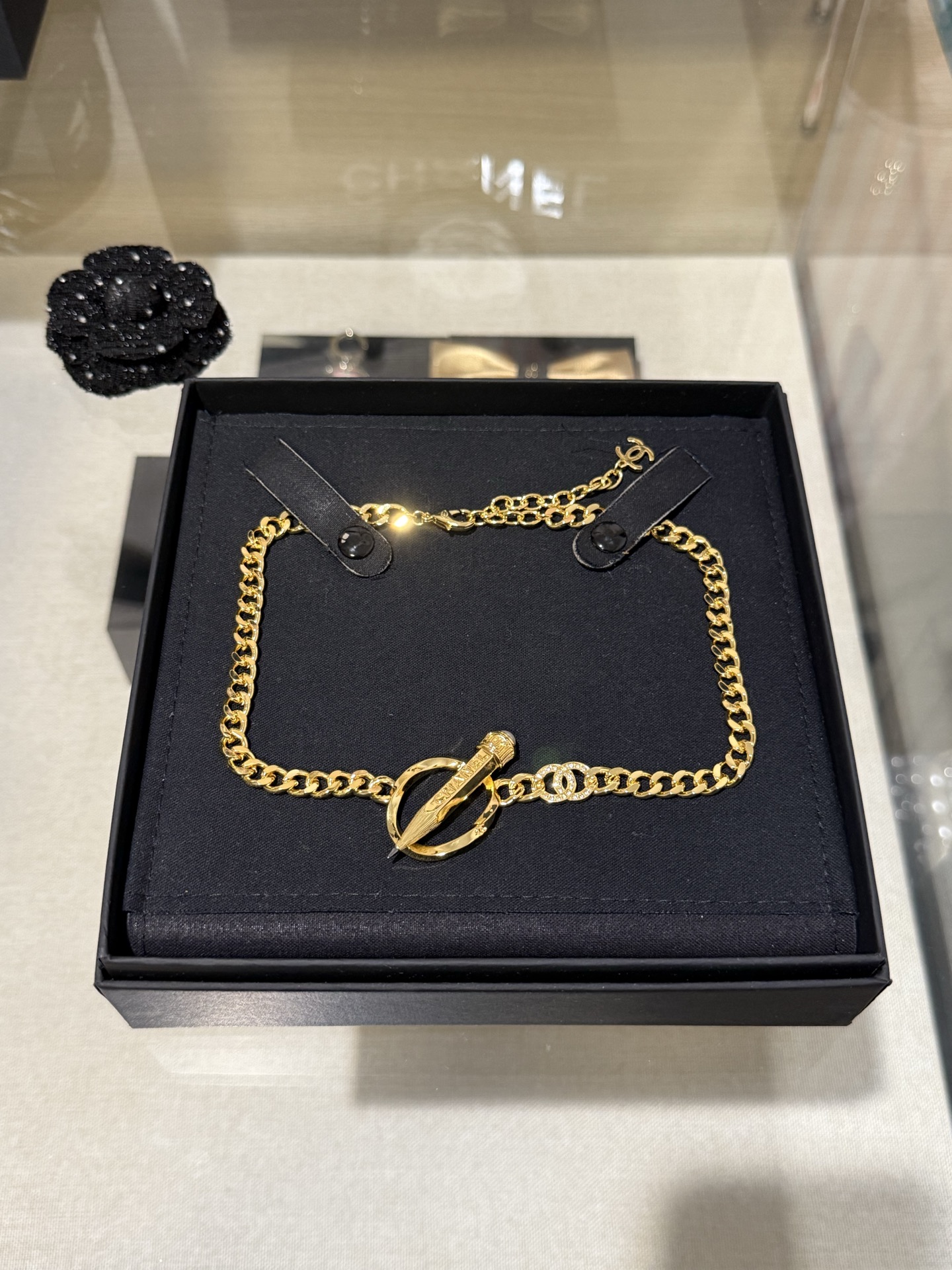 NO:635736,88220 [New product sharing] Chanel choker 25k new gold pencil letter double C pearl choker necklace. It is shaped like a pencil. The pen body has the 'CHANEL' logo. Twisted pen barrel + black pen tip + pearl eraser. The whole design is very vivid and creative. It looks very high-end when worn casually. Bonus points for autumn and winter wear, chanel, necklace, Cartier high-end jewelry1986090988220【新品分享】 Chanel choker 25k 新款金色铅笔字母双c珍珠颈链项链 以铅笔为造型 笔身带有“CHANEL”标识 扭纹笔杆+黑色笔尖+珍珠橡皮擦 整个设计非常形象有创意 随手一戴就很高级 秋冬穿搭的加分项,,chanel,necklace,卡迪亚高端饰品,Jewelry