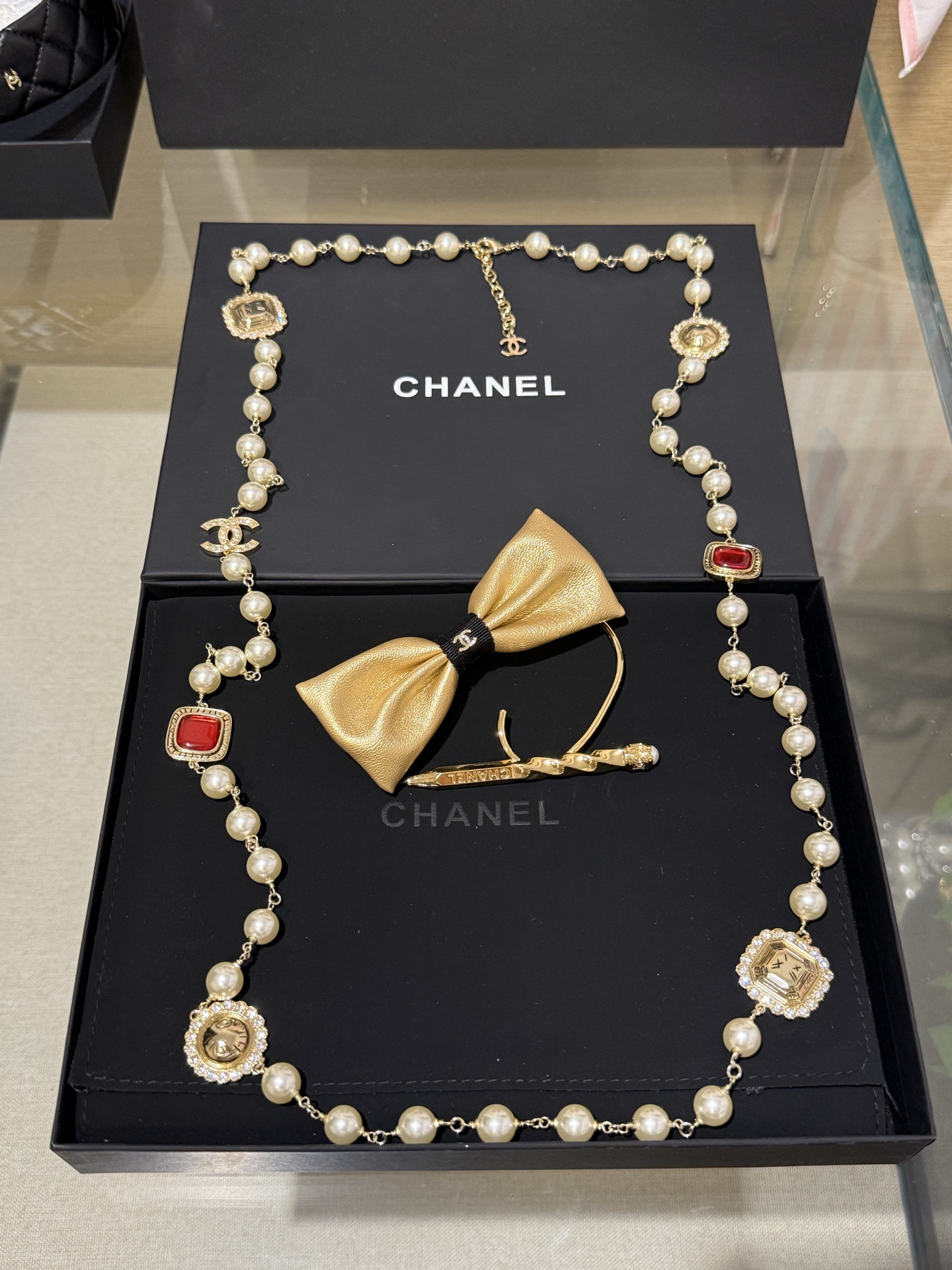 NO:635754,88330 [New product sharing] Chanel 25k new golden lava square red glass round button full of diamonds double c rhinestone lace pearl necklace sweater chain golden geometric metal + lace crystal diamond lace elements sweet and retro luxury with a whole string of pearls. It looks very elegant when worn. very suitable for attending important occasions or holiday parties, chanel, sweaters, necklace, Cartier high-end jewelry1986090988330【新品分享】 Chanel 25k 新款金色熔岩方块红琉璃圆形纽扣满钻双c水钻蕾丝花边珍珠项链毛衣链 金色几何金属+蕾丝水晶钻花边元素 甜美又复古奢华 搭配一整串珍珠链 戴上非常显优雅气质 非常适合出席重要场合or节日聚会佩戴,,chanel,sweaters,necklace,卡迪亚高端饰品,Jewelry