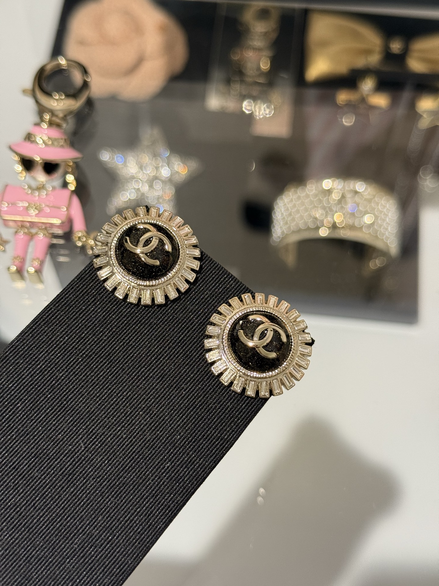NO:635642,88180 [New product] Chanel 25k new sunflower double c square diamond round earrings, the same style as Baior, sequined resin hemisphere + square rhinestones as petals, elegant, noble and eye-catching. It can be worn for daily matching or attending parties, and it will look like a noble lady. Chanel, Cartier high-end jewelry1986090988180【新品】 Chanel 25k 新款太阳花双c方钻圆形耳钉 Baior同款 亮片树脂半球+方形水钻做花瓣 优雅贵气又吸睛 日常搭配or出席聚会戴上都非常有名媛千金气质,,chanel,卡迪亚高端饰品,Jewelry