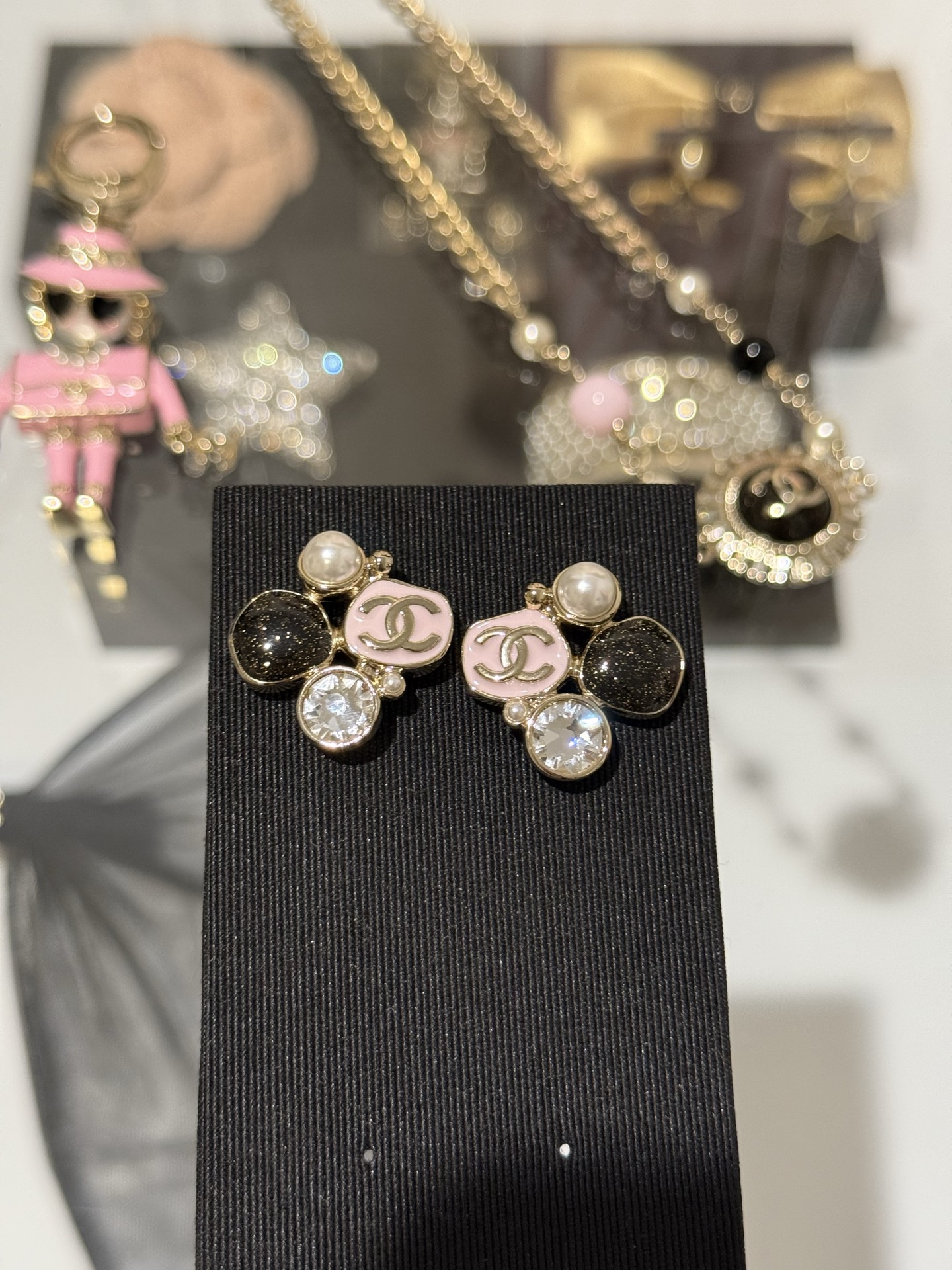 NO:635639,88180 [New product] Chanel 25k new geometric shape pink and black enamel pearl crystal light gold double C stud earrings. Irregular geometric design. Unique and design sense. Matched with pink and black enamel color + black fine glitter. Full of details and texture. Wear it daily or attend parties. It will look like a wealthy lady. Chanel, Cartier high-end jewelry1986090988180【新品】 Chanel 25k 新款几何形状粉黑色珐琅珍珠晶钻浅金色双c耳钉 不规则几何异形设计 独特又有设计感 搭配粉黑珐琅配色+黑色细闪亮片 细节满满更显质感 日常佩戴or出席聚会都非常有名媛千金感,,chanel,卡迪亚高端饰品,Jewelry