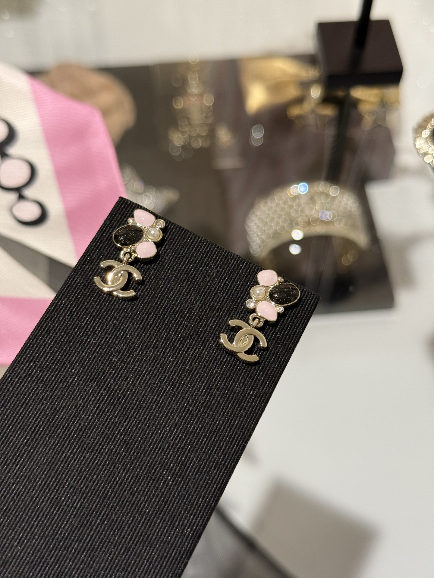 NO:635636,88170 [New product] Chanel 25k new geometric shape pink and black enamel pearl crystal light gold double C stud earrings. Irregular shaped design + hanging double clogo logo. Design and recognition coexist. Pink and black enamel color + black fine glitter. A small pair full of details. Daily wear or attending parties will make you look like a wealthy lady. Chanel, Cartier high-end jewelry1986090988170【新品】 Chanel 25k 新款几何形状粉黑色珐琅珍珠晶钻浅金色双c耳钉 不规则异形设计+悬挂双clogo标识 设计感与辨识度并存 粉黑珐琅配色+黑色细闪亮片 小小一对细节满满 日常佩戴or出席聚会都非常有名媛千金感,,chanel,卡迪亚高端饰品,Jewelry