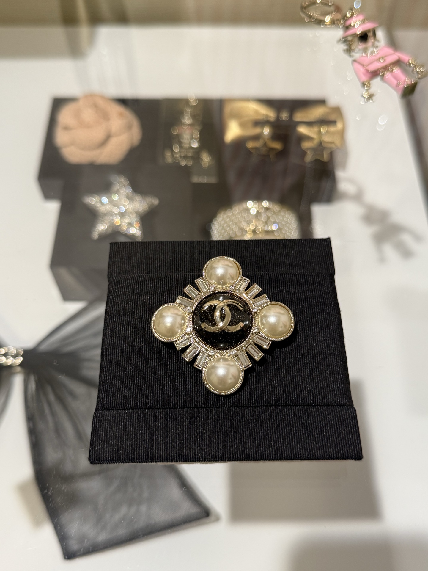 NO:635662,88220 [New product] Chanel 25k new sunflower rhombus black enamel pearl square diamond double c light gold brooch Black fine glitter hemispheric resin + square rhinestone design Elegant and high-end Four pearls and double clogo logo embellishment make it more beautiful. Wear it and instantly become rich for a long time, the eldest lady of an old money family, chanel, brooch, breastpin, Cartier high-end jewelry1986090988220【新品】 Chanel 25k 新款太阳花菱形黑色珐琅珍珠方钻双c浅金色胸针 黑色细闪半球树脂+方形水钻设计 优雅又高级 四颗珍珠与双clogo标识点缀 更富有美感 戴上瞬间秒变富了很久的老钱家族大小姐,,chanel,brooch，breastpin,卡迪亚高端饰品,Jewelry