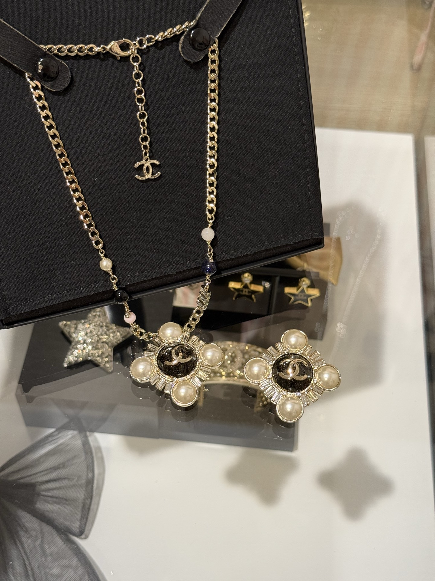 NO:635659,88240 [New product] Chanel 25k new diamond-shaped black enamel glass pearl square diamond double c light gold short sunflower necklace black fine glitter hemispheric resin double c + square rhinestone pearl design elegant and high-end pink, blue, black glass beads and pearl embellishment, more beautiful. Wear it and instantly become rich for a long time, the eldest lady of an old money family, chanel, necklace, Cartier high-end jewelry1986090988240【新品】 Chanel 25k 新款菱形黑色珐琅琉璃珍珠方钻双c浅金色短款太阳花项链 黑色细闪半球树脂双c+方形水钻珍珠设计 优雅又高级 粉、蓝、黑琉璃珠与珍珠点缀 更加富有美感 戴上瞬间秒变富了很久的老钱家族大小姐,,chanel,necklace,卡迪亚高端饰品,Jewelry