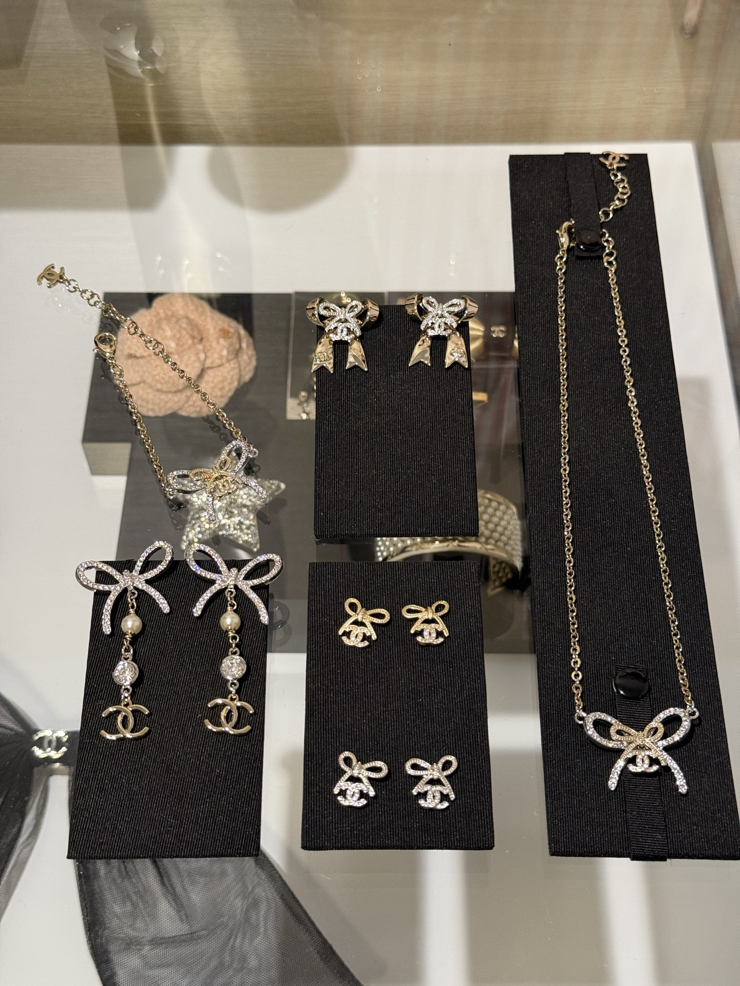 NO:635656,[New Product] Chanel 25k new gold and silver color matching bow crystal diamond and pearl accessories. The bow series was planted before it was released. Wear it for a second to enhance the sophistication. It is beautiful and reduces your age ~ the upper body is super elegant, chanel, Cartier high-end jewelry19860909【新品】 Chanel 25k 新款金银拼色蝴蝶结水晶钻珍珠配饰 上新前就种草的蝴蝶结系列 戴上一秒提升精致度 又美又减龄～上身超级有气质,,chanel,卡迪亚高端饰品,Jewelry