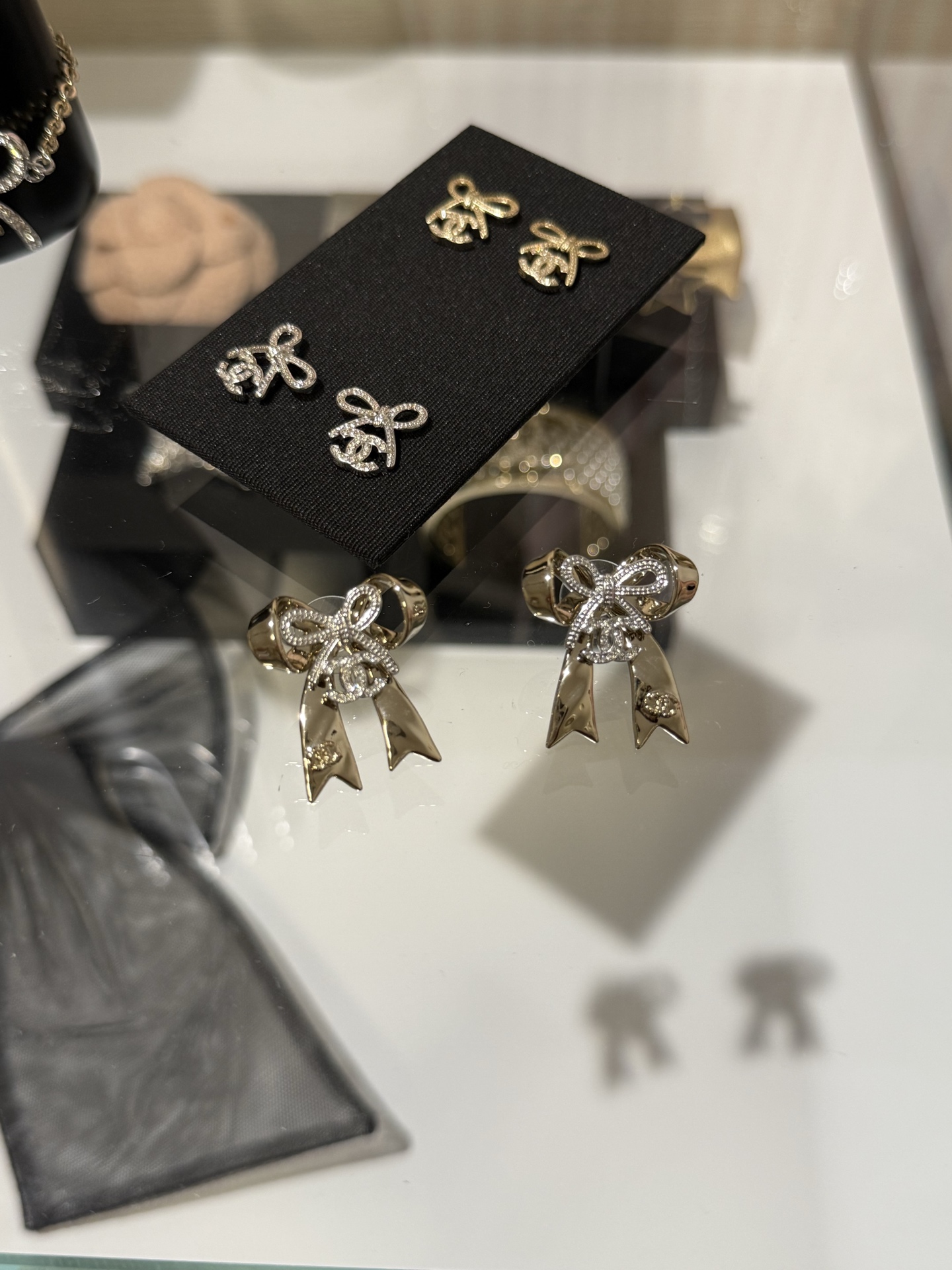 NO:635653,88180 [New product] Chanel 25k new gold and silver color matching double butterfly crystal diamond double c stud earrings. Three-dimensional double bow superimposed color matching design. Sweet and noble. The golden bow twist process is like a beautiful ribbon gift. When you wear it, you will be the most beautiful rich girl. Exquisite and elegant, chanel, Cartier high-end jewelry1986090988180【新品】 Chanel 25k 新款金银拼色双蝴蝶结晶钻双c耳钉 立体双蝴蝶结叠加拼色设计 甜美又贵气 金色蝴蝶结扭纹工艺像一份漂亮丝带礼物 戴上就是最美的富家千金 精致显气质,,chanel,卡迪亚高端饰品,Jewelry