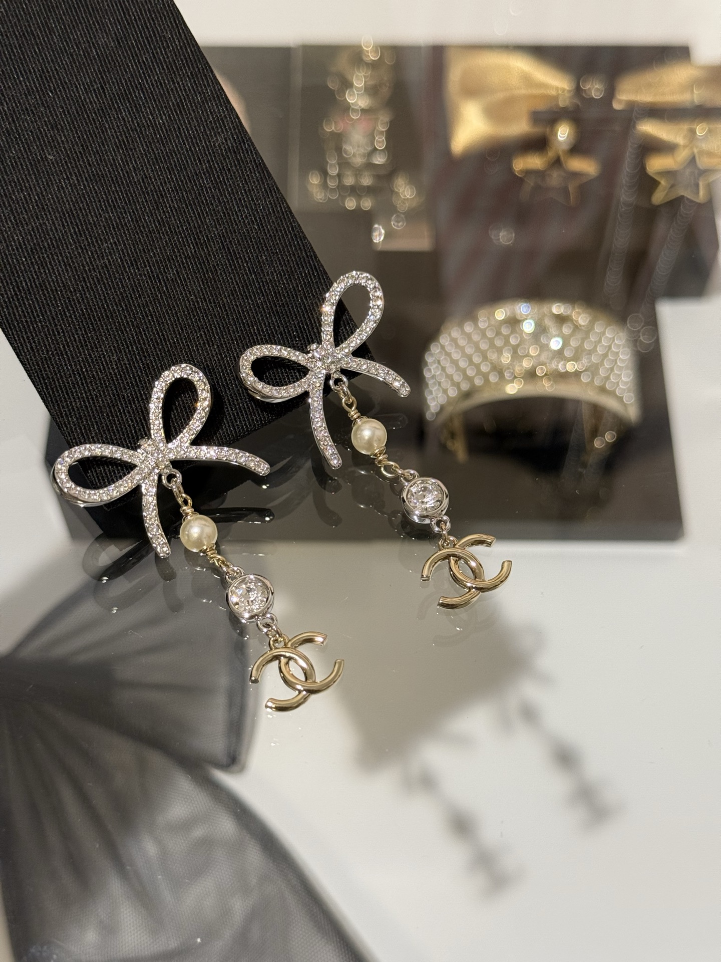 NO:635650,88190 [New product] Chanel 25k new gold and silver color matching full diamond bow crystal pearl double C long earrings full diamond bow + pearl + crystal diamond + double C tassel design. Sweet and exquisite and very flattering to the face. Gold and silver color matching is more unique and beautiful. Wear it and you will look like the most beautiful rich lady, chanel, earrings, Cartier high-end jewelry1986090988190【新品】 Chanel 25k 新款金银拼色满钻蝴蝶结水晶珍珠双c长耳环 满钻蝴蝶结+珍珠+晶钻+双c流苏设计 甜美精致且非常修饰脸型 金银拼色更加独特好看 戴上就是最美的富家名媛,,chanel,earrings,卡迪亚高端饰品,Jewelry