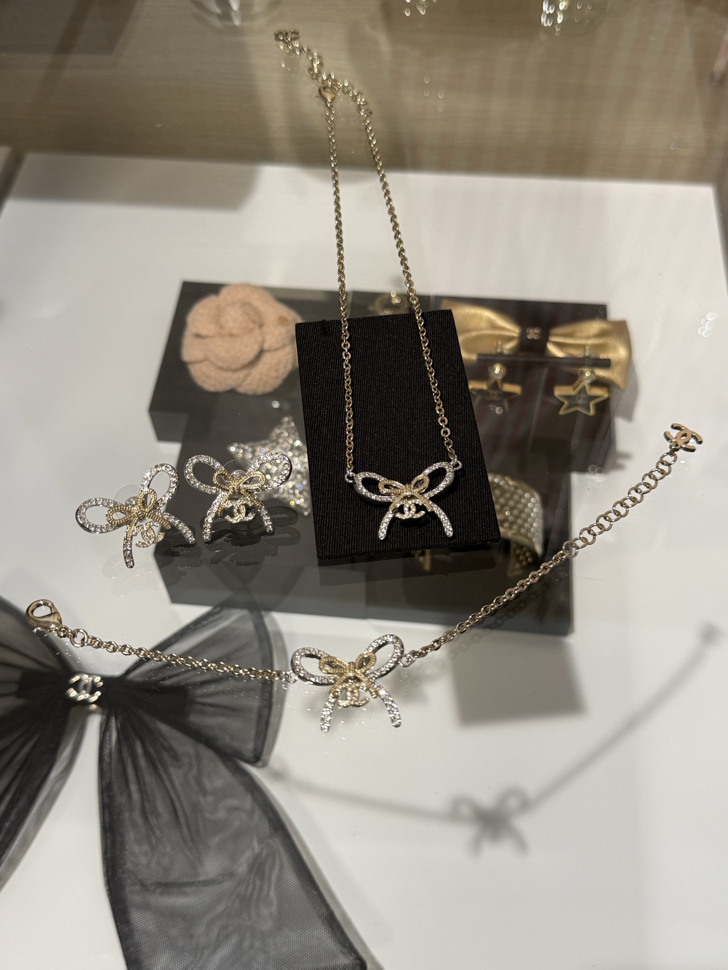 NO:635647,88180 [New product] Chanel 25k new gold and silver color matching bow crystal diamond double C necklace, full diamond large bow + double C small bow superimposed, more sweet and design sense. The gold and silver color matching is unique and exquisite. Wear it and you will look like the most beautiful rich lady, chanel, necklace, Cartier high-end jewelry1986090988180【新品】 Chanel 25k 新款金银拼色蝴蝶结水晶钻双c项链 满钻大蝴蝶结+双c小蝴蝶结叠加 更加甜美有设计感 金银拼色独特又精致 戴上就是最美的富家名媛,,chanel,necklace,卡迪亚高端饰品,Jewelry