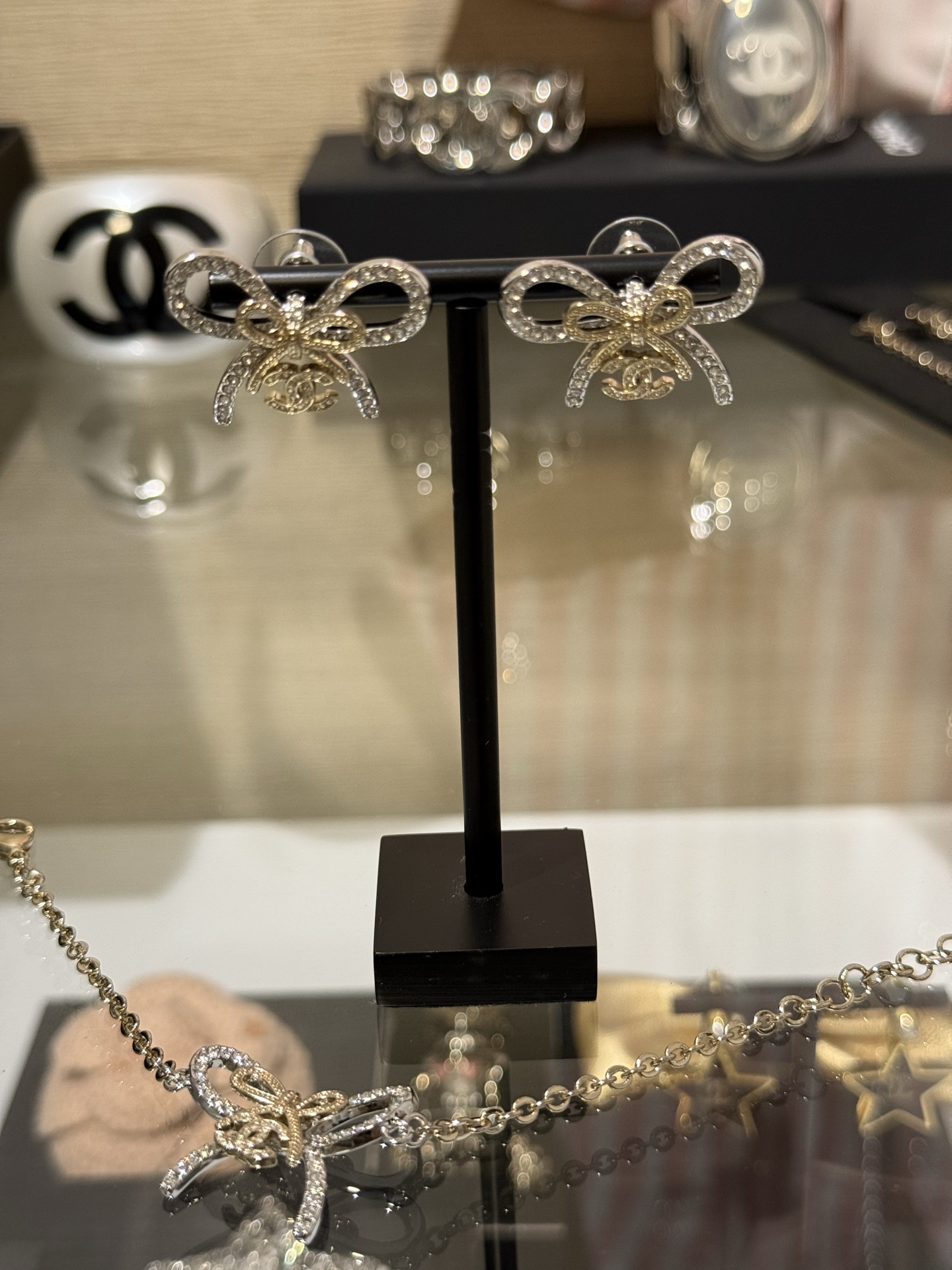 NO:635644,88180 [New product] Chanel 25k new gold and silver color matching bow, crystal diamond double C earrings, large diamond bow + double C small bow superimposed, more sweet and design sense. The gold and silver color matching is unique and exquisite. When you wear it, you will look like the most beautiful rich lady, Chanel, Cartier high-end jewelry1986090988180【新品】 Chanel 25k 新款金银拼色蝴蝶结水晶钻双c耳钉 满钻大蝴蝶结+双c小蝴蝶结叠加 更加甜美有设计感 金银拼色独特又精致 戴上就是最美的富家名媛,,chanel,卡迪亚高端饰品,Jewelry