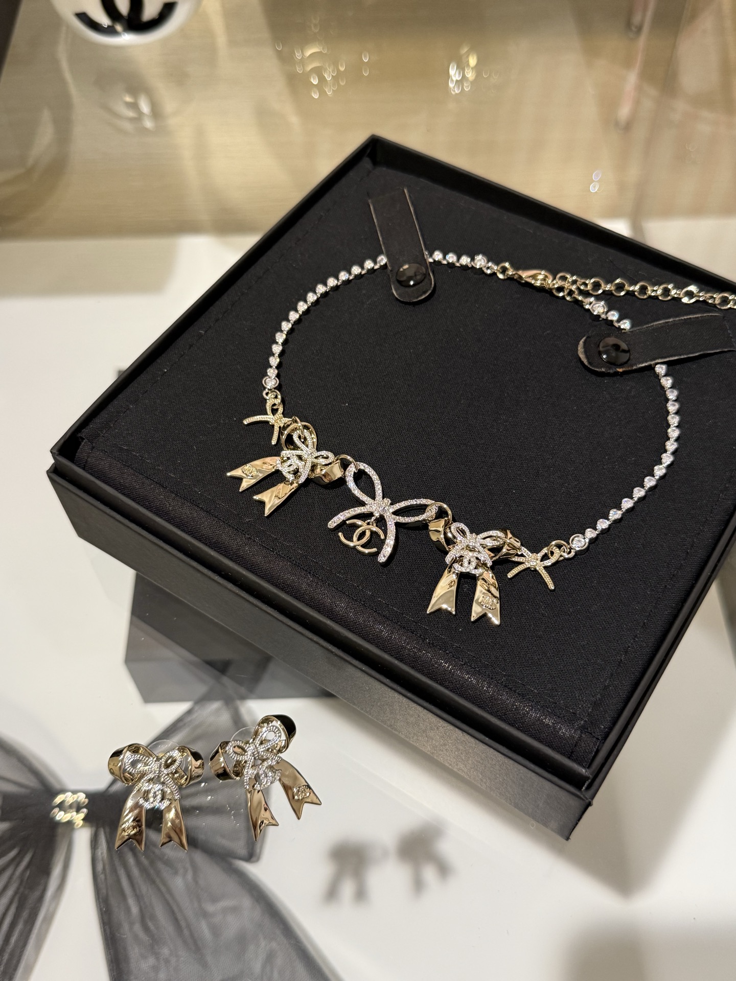 NO:635641,88240 [New product] Chanel choker 25k new gold and silver color matching double bow crystal diamond row double C necklace necklace. Three design styles of bows as the main pendant. Sweet buff stacked ~ a whole row of crystal diamond chains connected. Embellished with broken bones and super eye-catching. Wearing it will make you the most beautiful wealthy daughter. Nobility and temperament, chanel, necklace, Cartier high-end jewelry1986090988240【新品】 Chanel choker 25k 新款金银拼色双蝴蝶结水晶钻排钻双c项链颈链 三种设计风格的蝴蝶结为主坠 甜美buff叠满～一整排水晶钻链条衔接 点缀碎骨超吸睛 戴上就是最美的富家千金 贵气显气质,,chanel,necklace,卡迪亚高端饰品,Jewelry