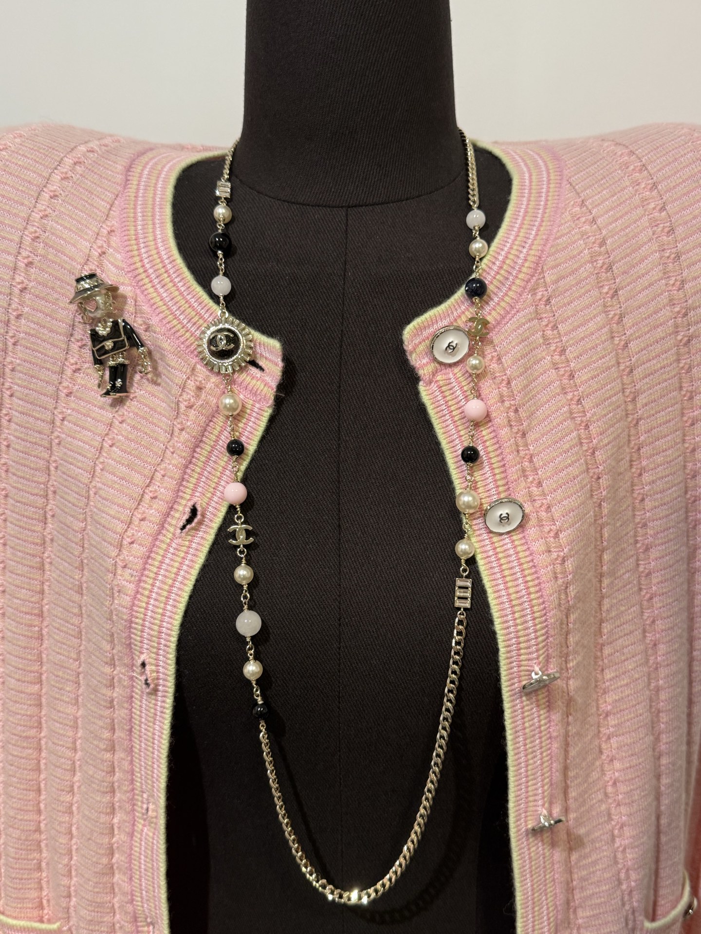 NO:635638,88280,Chanel 25k new glazed pearl powder enamel crystal diamond double c sunflower series accessories sweater chain, earrings real photos·collection retro with a bit of pink tone, elegant and girly, wearing it instantly makes the eldest lady of an old money family who has become rich for a long time, chanel, sweaters, Cartier high-end jewelry1986090988280,Chanel 25k 新款琉璃珍珠粉珐琅水晶钻双c太阳花系列配饰 毛衣链、耳钉 实拍图·合集 复古中带点粉调 优雅又不失少女感 戴上瞬间秒变富了很久的老钱家族大小姐,,chanel,sweaters,卡迪亚高端饰品,Jewelry