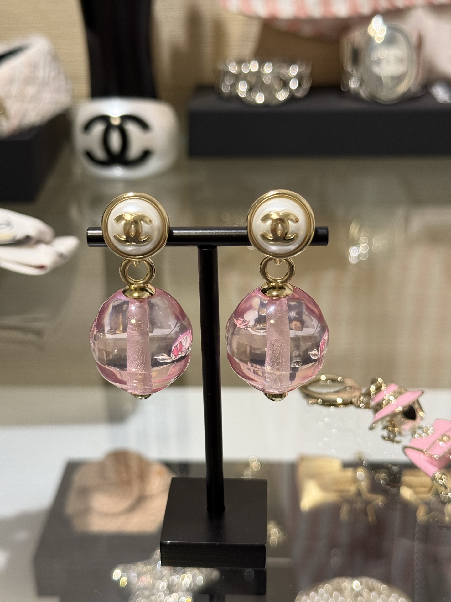 NO:635992,88200 [New product sharing] Chanel 25k new pink transparent beads gold double C button pearl ear clips. Transparent large pink resin spiral balls, dreamy and fairy~ Button pearl double C clip design. Comfortable and light to wear on the upper ear. Suitable for vacation travel or date photos. At first glance, Chanel, Cartier high-end jewelry1986090988200【新品分享】 Chanel 25k 新款粉红色透明圆珠金色双c纽扣珍珠耳夹 透透的大颗粉色树脂螺旋圆球 梦幻又很仙～ 纽扣珍珠双c夹式设计 上耳佩戴舒适轻巧 度假旅游or约会拍照都很适配 一眼贵气,,chanel,卡迪亚高端饰品,Jewelry