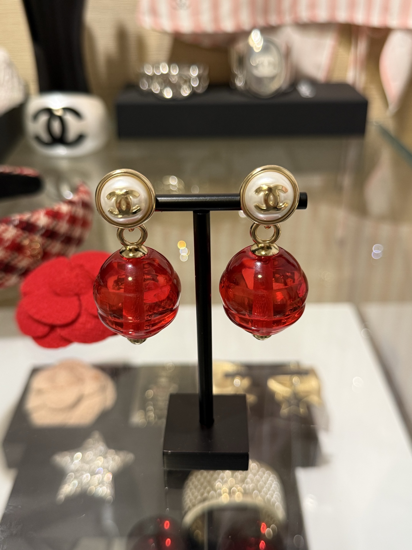 NO:635994,88200 [New product sharing] Chanel 25k new red transparent beads gold double C button pearl ear clips. Transparent large red resin spiral balls, romantic and high-end ~ button pearl double C clip-on design. Comfortable and light to wear on the upper ear. Suitable for many festivals in the second half of the year. Full of atmosphere, chanel, Cartier high-end jewelry1986090988200【新品分享】 Chanel 25k 新款红色透明圆珠金色双c纽扣珍珠耳夹 透透的大颗红色树脂螺旋圆球 浪漫又高级～ 纽扣珍珠双c夹式设计 上耳佩戴舒适轻巧 下半年很多节日都很适配 氛围感满满,,chanel,卡迪亚高端饰品,Jewelry