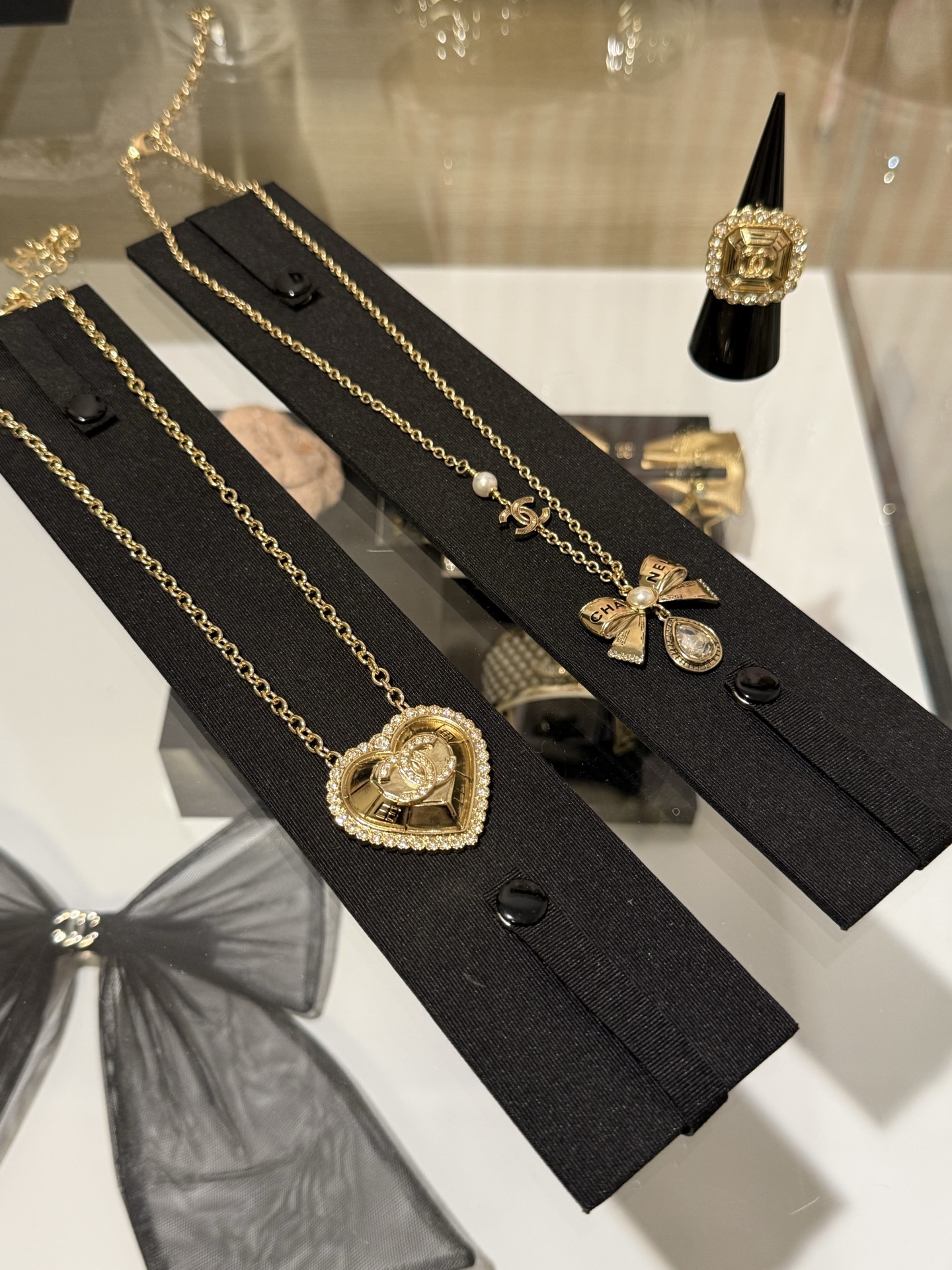 NO:635713,Chanel 25K new style gold double C letter crystal diamond bow water drop necklace, three-dimensional love necklace, square ring, retro aesthetics return. This issue is biased toward vintage type. Each model comes with its own high-end filter, full of exquisite celebrity temperament, chanel, necklace, ring, Cartier high-end jewelry19860909Chanel 25K新款 金色双c字母水晶钻蝴蝶结水滴项链、立体爱心项链、方形戒指 复古美学回归 这一期偏向于vintage类型 每一款都自带高级感滤镜 满满精致名媛气质,,chanel,necklace,ring,卡迪亚高端饰品,Jewelry