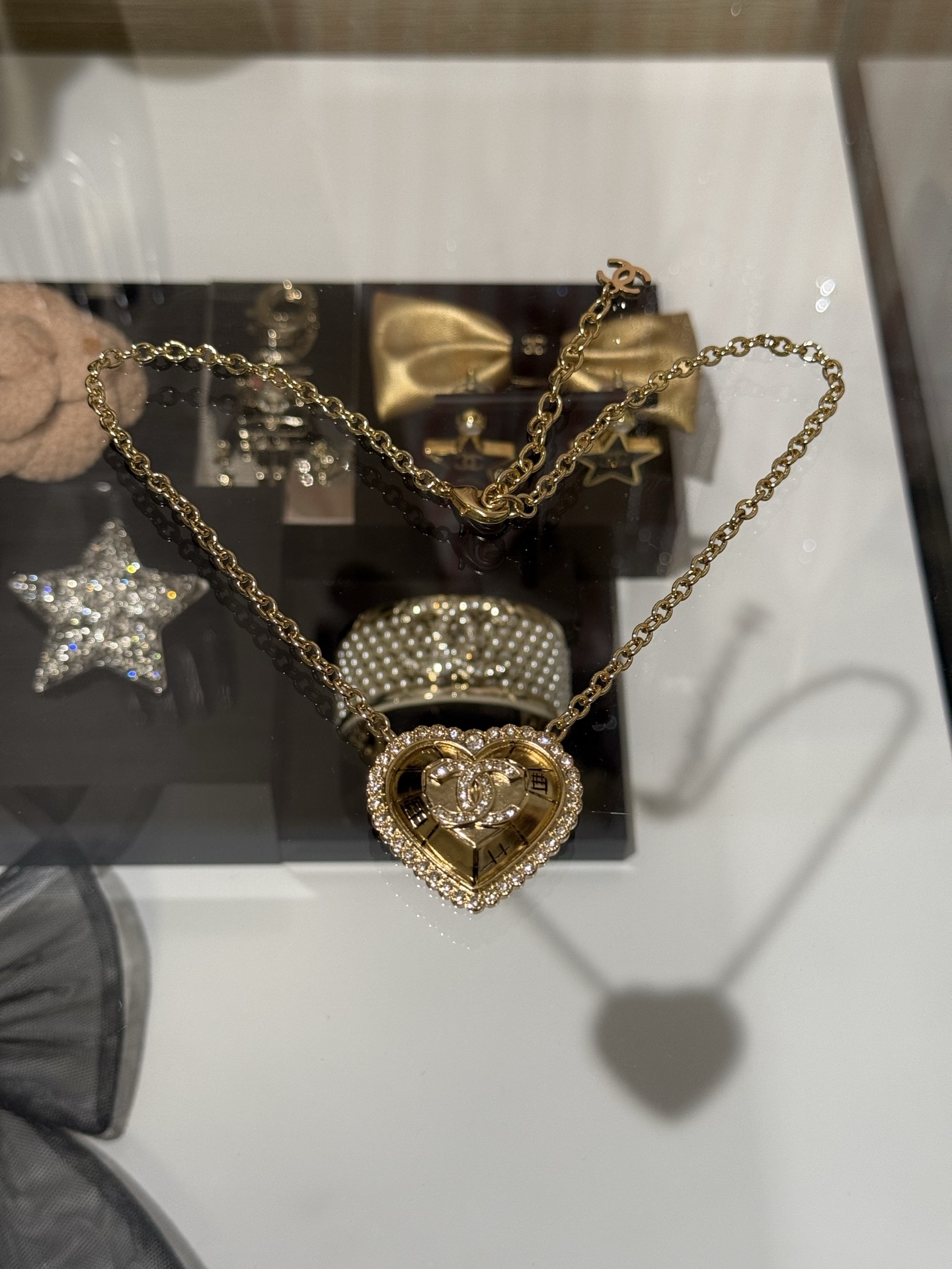 NO:635706,[New product sharing] Chanel 25k new golden three-dimensional love lava full of diamonds and double C rhinestone lace necklace. Golden love + retro carved texture. Full of vintage style texture. The outer layer is embellished with crystal diamond lace, which adds a touch of luxury. It is very suitable for attending important occasions or holiday parties. Chanel, necklace, Cartier high-end jewelry19860909【新品分享】 Chanel 25k 新款金色立体爱心熔岩满钻双c水钻蕾丝花边项链 金闪闪的爱心+复古雕花纹理 vintage古风质感满满 外层一圈水晶钻花边点缀 更增添一丝奢华气质 非常适合出席重要场合or节日聚会佩戴,,chanel,necklace,卡迪亚高端饰品,Jewelry