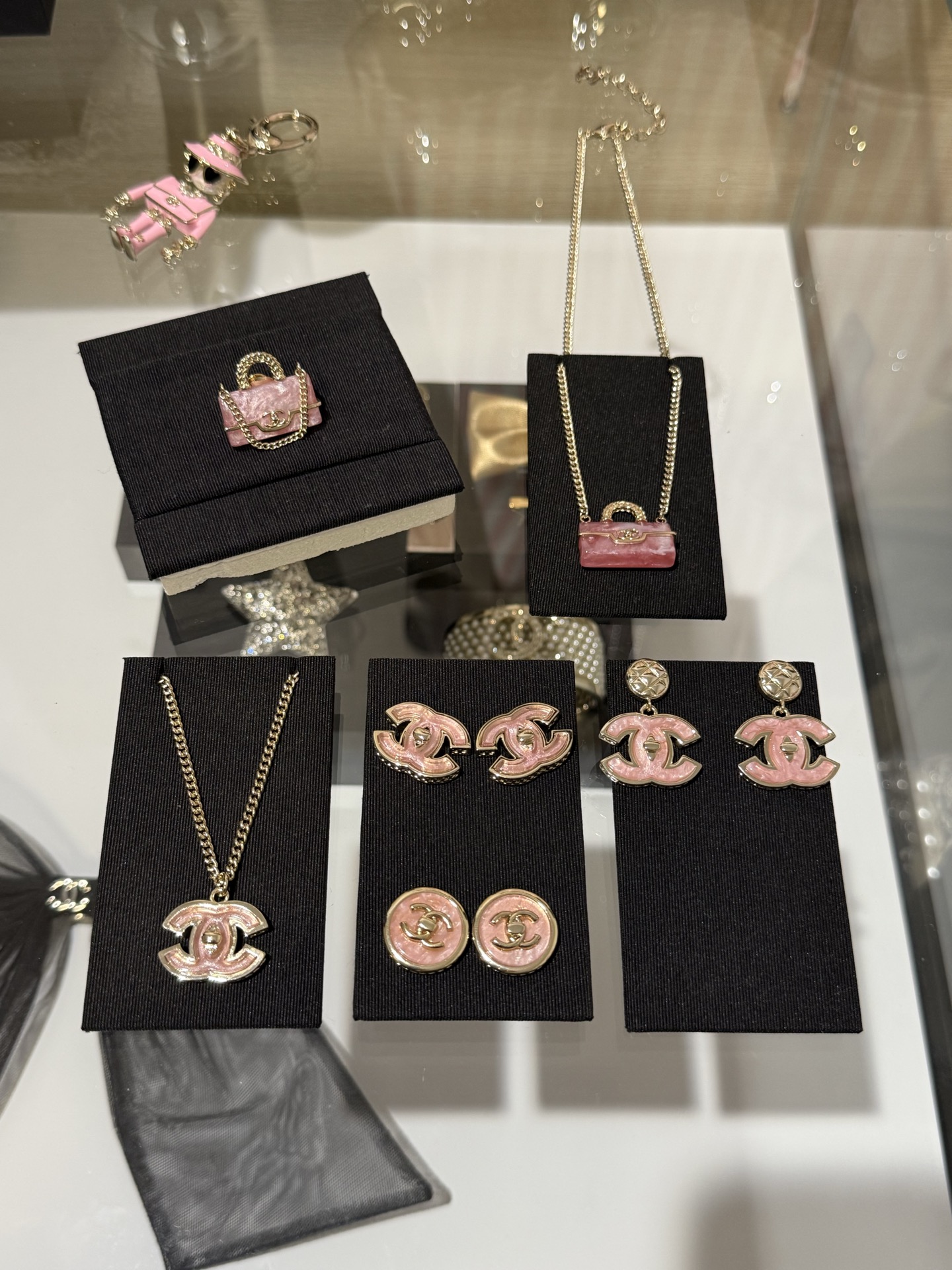 NO:635700,Chanel 25 New Style Jelly Pink Glaze School Bag Buckle Double C Round Button Resin CF Bag Light Gold Necklace, Earrings Actual Photos·Collection Light Gold Pink Glaze Color Color With A Little Pearlescent Feeling Sweet But Not Grainy Wearing It Is Sweet And Age-Reducing Beautiful And Rich Feeling,,chanel,necklace,Cardia High-End Jewelry19860909Chanel 25新款 果冻粉琉璃书包扣双c圆形纽扣树脂cf包包浅金色项链、耳钉 实拍图·合集 淡金粉琉璃配色 带一点珠光感甜而不腻 戴上甜美又减龄 貌美且千金感满满,,chanel,necklace,卡迪亚高端饰品,Jewelry