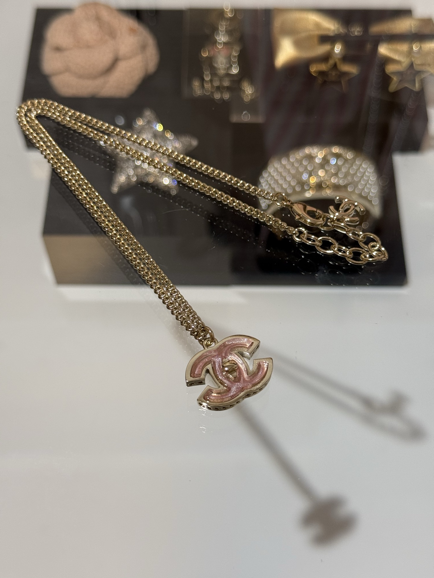 NO:635703,[New product sharing] Chanel 25B new jelly pink resin light gold double C schoolbag buckle necklace, translucent light pink resin + schoolbag buckle design, sweet and age-reducing, double C side chain texture embellishment, full of details, daily wear or date afternoon tea wear is the finishing touch,,chanel,necklace,Cardia high-end jewelry19860909【新品分享】 Chanel 25B 新款果冻粉树脂浅金色双c书包扣项链 半透淡粉色树脂+书包扣设计 甜美又减龄 双c侧边链条纹理点缀 细节满满 日常佩戴或约会下午茶佩戴都是点睛之笔,,chanel,necklace,卡迪亚高端饰品,Jewelry