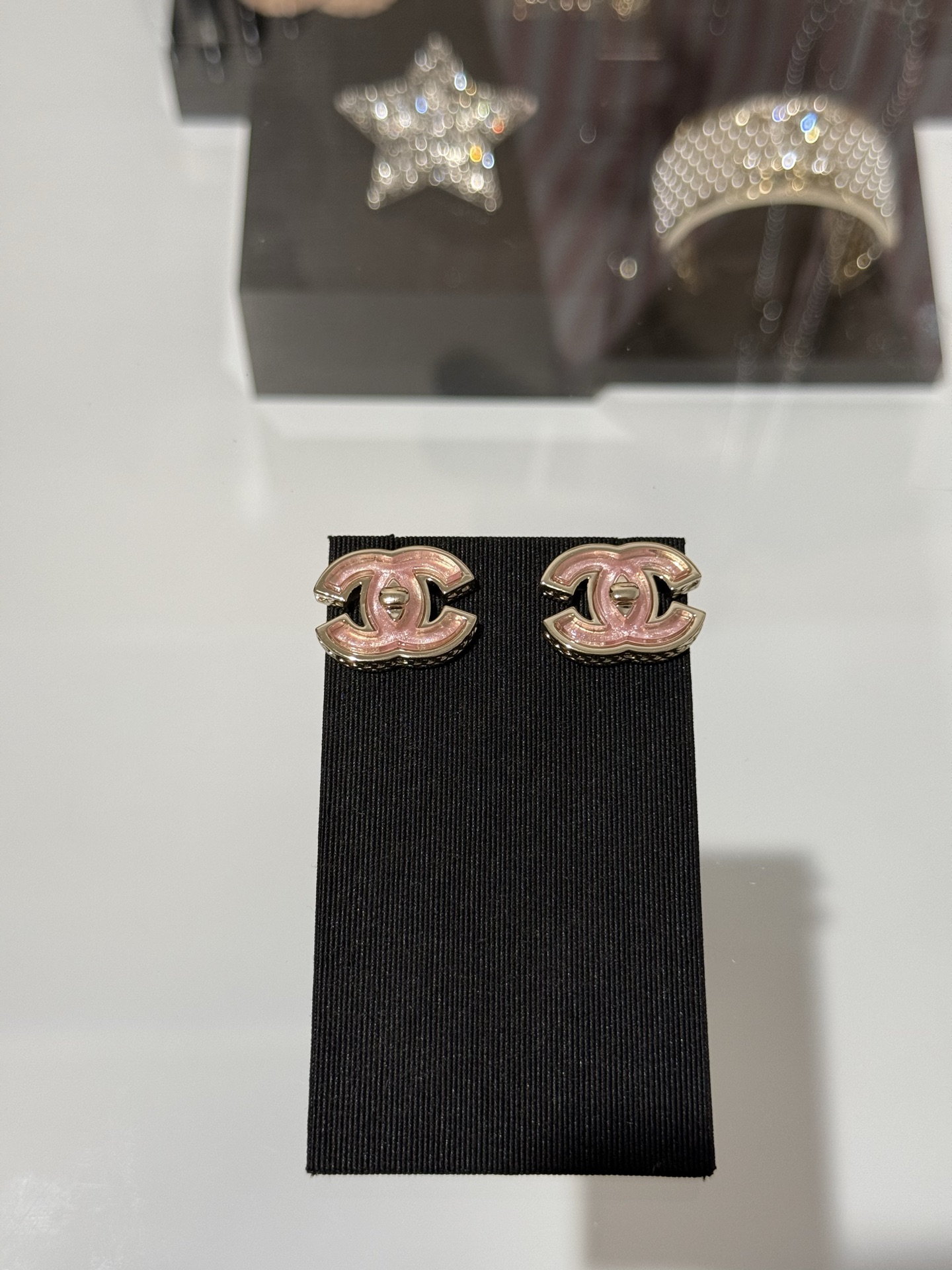 NO:635733,88170 [New product sharing] Chanel 25B new jelly pink resin light gold double C schoolbag buckle earrings. Semi-transparent light pink resin + schoolbag buckle design. Sweet and age-reducing. Double C side chain texture embellishment. Full of details. Daily wear or date afternoon tea wear is the finishing touch. Chanel, Cartier high-end jewelry1986090988170【新品分享】 Chanel 25B 新款果冻粉树脂浅金色双c书包扣耳钉 半透淡粉色树脂+书包扣设计 甜美又减龄 双c侧边链条纹理点缀 细节满满 日常佩戴或约会下午茶佩戴都是点睛之笔,,chanel,卡迪亚高端饰品,Jewelry