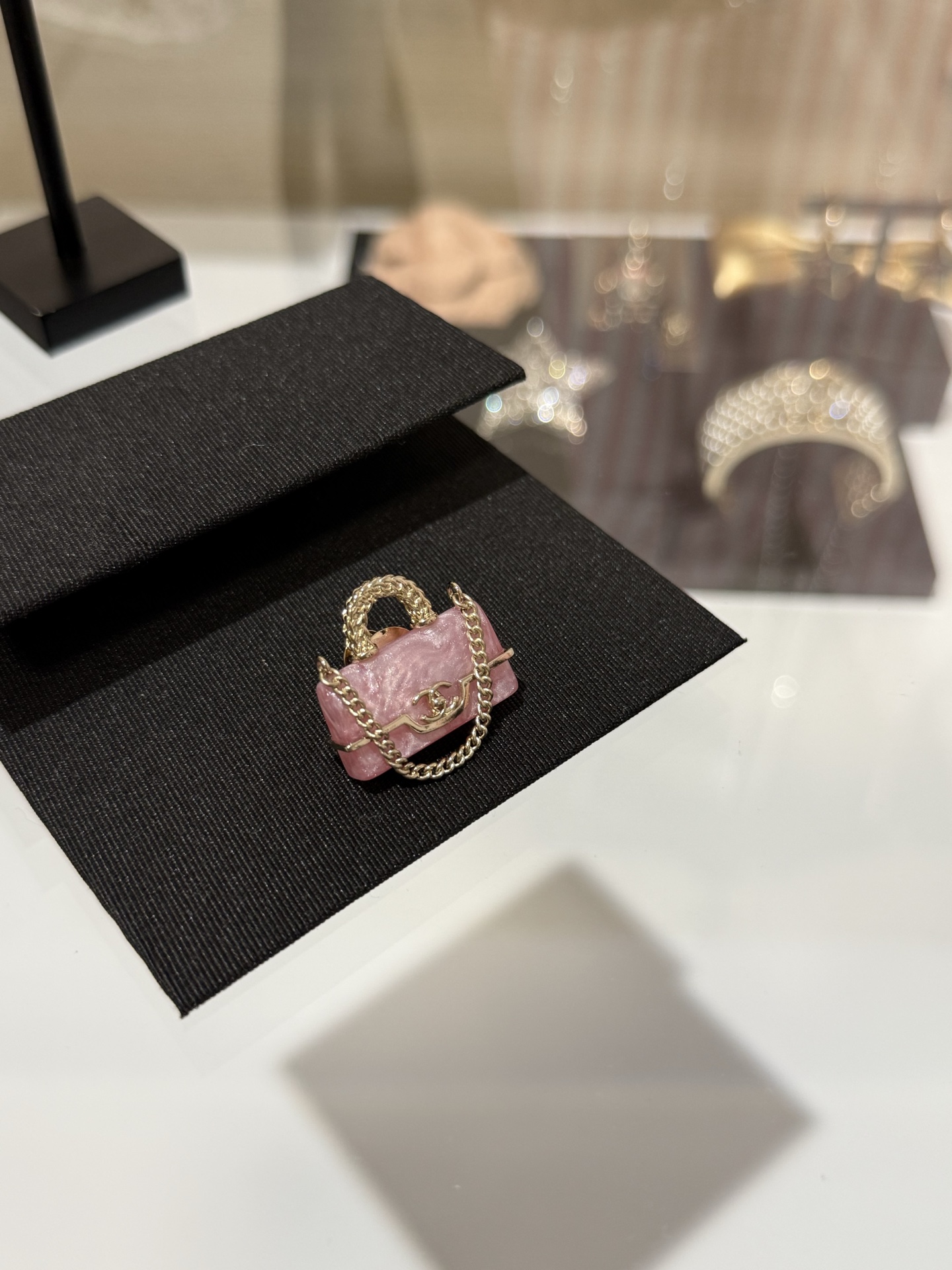 NO:635727,88180 [New product sharing] Chanel 25B new pink resin cf bag light gold chain school bag buckle brooch Pink resin bag shape + chain tassel handle design Exquisite and cute Small one is very suitable for stacking Unique design sense, chanel, brooch, breastpin, Cardia high-end jewelry1986090988180【新品分享】 Chanel 25B 新款粉色树脂cf包包浅金色链条书包扣胸针 粉色树脂包包造型+链条流苏手柄设计 精致又可爱 小小一枚非常适合做叠搭 独特有设计感,,chanel,brooch，breastpin,卡迪亚高端饰品,Jewelry