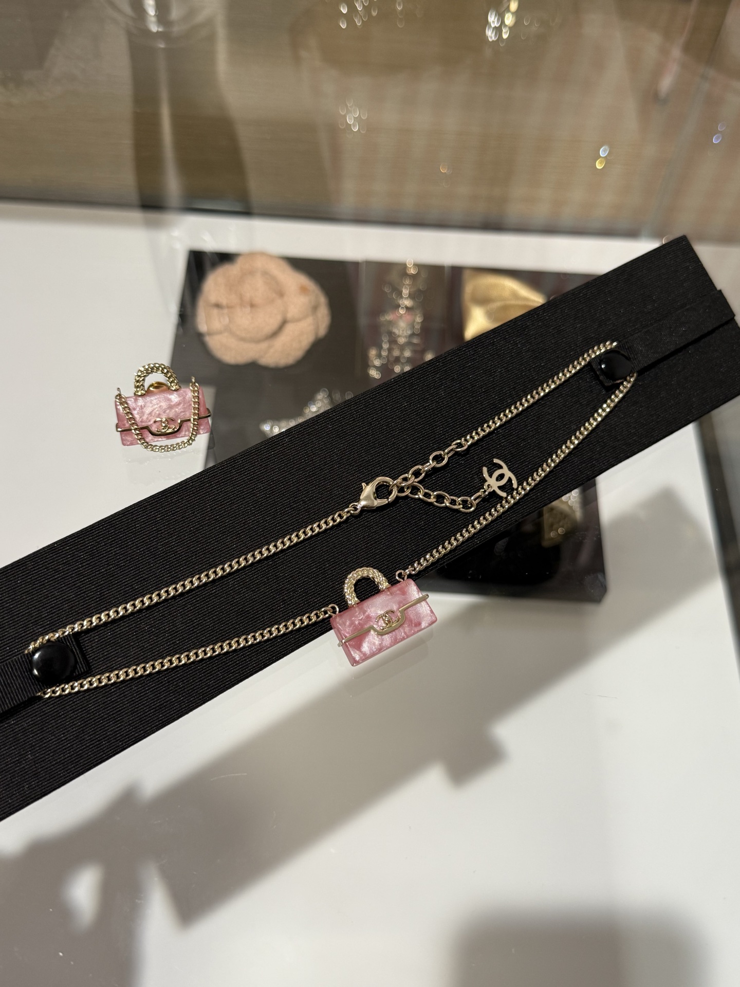 NO:635729,88180 [New product sharing] Chanel 25B new pink resin cf bag light gold chain school bag buckle necklace pink resin bag shape + chain tassel handle design exquisite and cute small one very upper body very delicate unique design sense, chanel, necklace, Cartier high-end jewelry1986090988180【新品分享】 Chanel 25B 新款粉色树脂cf包包浅金色链条书包扣项链 粉色树脂包包造型+链条流苏手柄设计 精致又可爱 小小一枚非常上身非常精致独特有设计感,,chanel,necklace,卡迪亚高端饰品,Jewelry