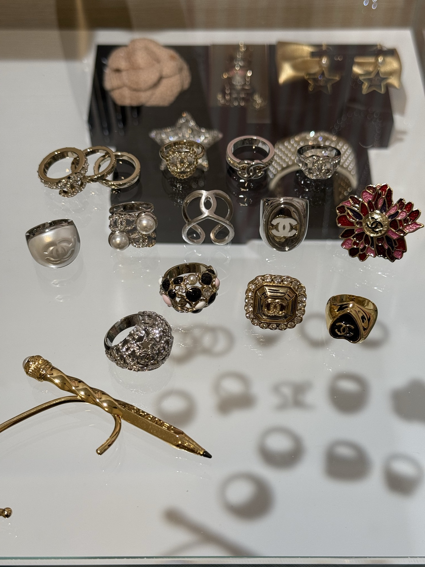 NO:647676,A collection of real photos of Chanel's new rings. Wearing them will make you look like a wealthy daughter. They are high-end and tasteful. They are beautiful when worn alone or stacked. The photos are super photogenic, chanel, ring, Cartier high-end jewelry.19860909Chanel 新款戒指 合集实拍图 戴上就是妥妥的富家千金 高级有品味 单戴or叠搭都很美 拍照超级出片,,chanel,ring,卡迪亚高端饰品,Jewelry