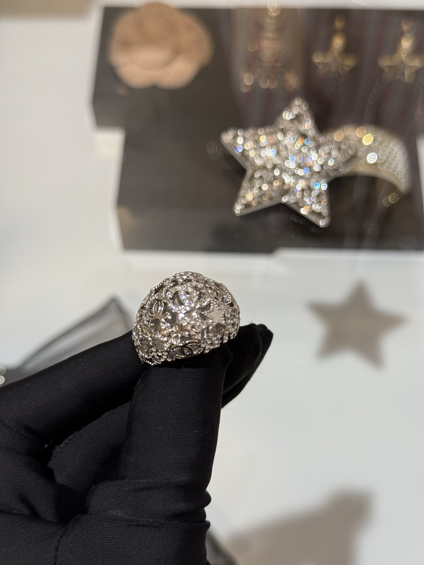 NO:635911,88200 [New Product Sharing] Chanel 25A Silver Hollow Star Crystal Ball Double C Crystal Diamond Ball Ring. Large crystal ball design. Very present when worn. Decorated with fashionable elements such as five-pointed stars and double Cs. Brilliant and gorgeous. Legend has it that high beads can be bought for thousands of dollars. Eye-catching at first glance. Raise your hands to show your nobility when taking photos. You can do big things with a small amount of money. Chanel Ring, Cardia high-end jewelry1986090988200【新品分享】 Chanel 25A 银色镂空星星水晶球双c晶钻圆球戒指 大颗水晶球设计 戴上非常有存在感 五角星、双c等时髦元素点缀 璀璨又华丽 传说中几千块可以买到的高珠 一眼吸睛 拍照上镜抬手显贵气 妥妥的花小钱办大事,,chanel,ring,卡迪亚高端饰品,Jewelry
