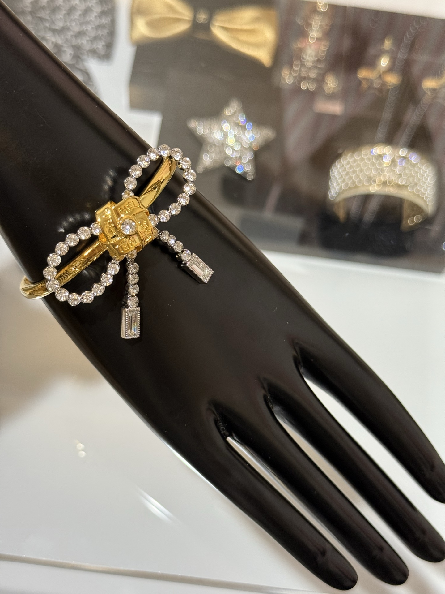 NO:635912,Chanel bracelet collection, real photos, very stylish bracelets recommended to make basic outfits more sophisticated, chanel, bracelet, Cartier high-end jewelry19860909Chanel 手镯合集 实拍图 非常有造型感的镯子推荐 让基础穿搭也可以精致感拉满,,chanel,bracelet,卡迪亚高端饰品,Jewelry