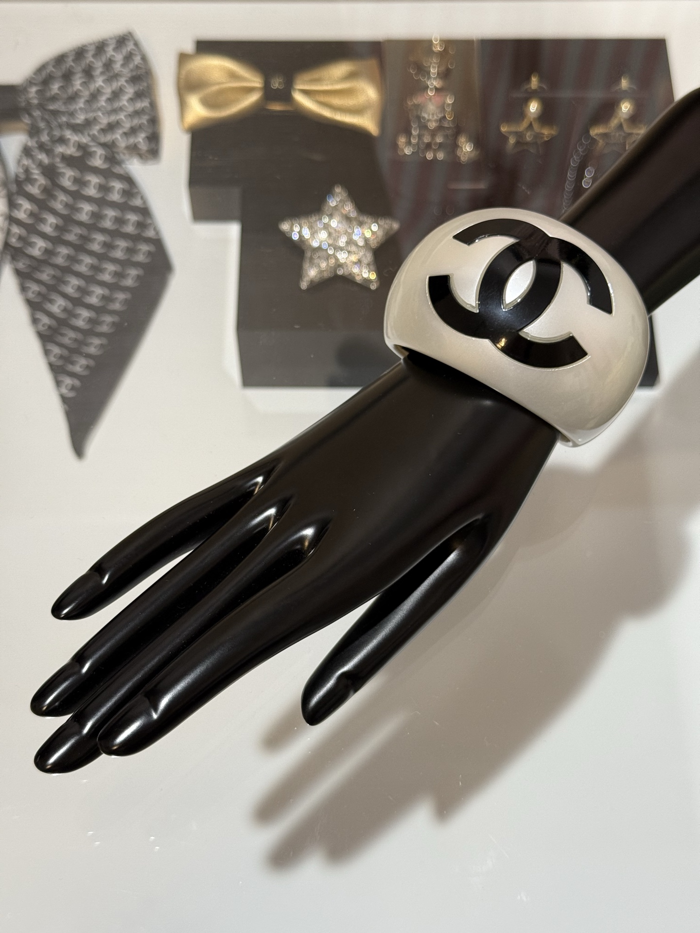 NO:677918,88300, Chanel 25 Pearl White Resin Black Double C Wide Open Bracelet. White pearl shape with black Double C design. High-end and artistic. The effect is elegant and beautiful. Exquisite at first glance,,chanel,bracelet,Cardia high-end jewelry1986090988300,Chanel 25 珍珠白色树脂黑色双c宽版开口手镯 白色珍珠造型搭配黑双c设计 高级又有艺术感 上手效果优雅且富有美感 一眼精致,,chanel,bracelet,卡迪亚高端饰品,Jewelry