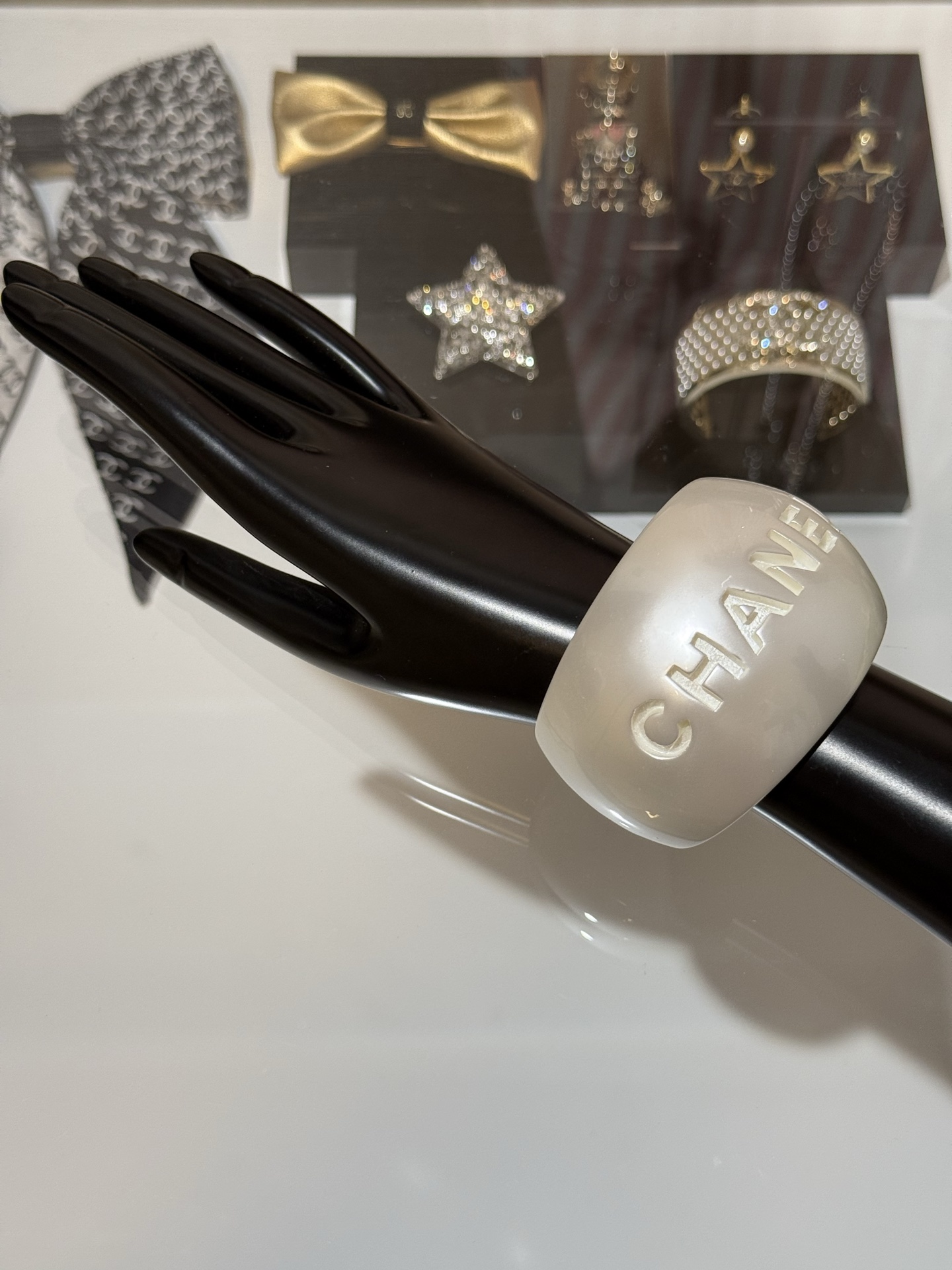 NO:677919,88300, Chanel 25 pearl white resin embossed letter wide open bracelet, white pearl shape + embossed letter design, high-end and artistic, elegant and aesthetic effect, exquisite at first glance,,chanel,bracelet,Cardia high-end jewelry1986090988300,Chanel 25 珍珠白色树脂凹凸字母宽版开口手镯 白色珍珠造型+凹凸字母设计 高级又有艺术感 上手效果优雅且富有美感 一眼精致,,chanel,bracelet,卡迪亚高端饰品,Jewelry