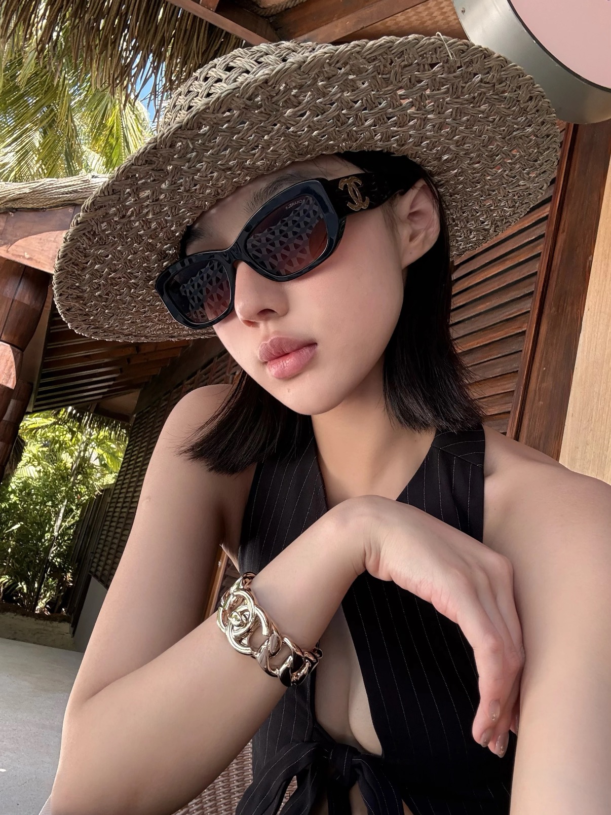 NO:635922,Chanel 25s light gold school bag buckle hollow thick chain double c bracelet thick chain + school bag button design minimalist and unique whether it is paired with a suit or a T-shirt, it can be the finishing touch, chanel, tees, t-shirt, business suit, bracelet, Cartier high-end jewelry19860909Chanel 25s 浅金色书包扣镂空粗链条双c手镯手环 粗链条+书包纽扣设计 极简又独特 无论是搭配西装or配T恤 都能成为点睛之笔,,chanel,tees，t-shirt,business suit,bracelet,卡迪亚高端饰品,Jewelry