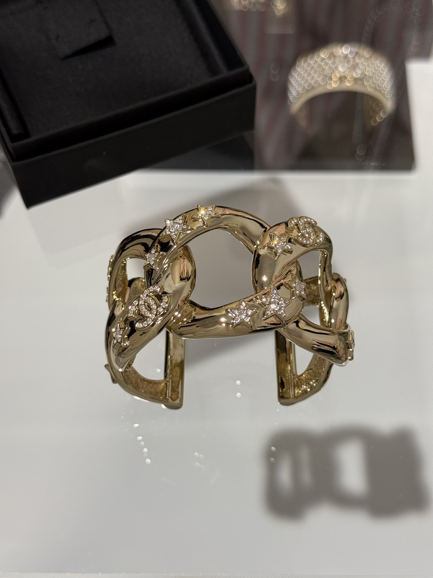 NO:635914,[New product sharing] Chanel 25s light gold hollow mirror thick chain full of diamonds and stars double C open bracelet bracelet Jennie's same style, ring-shaped mirror chain design, simple and very grand, embellished with diamonds double C, stars, adding a touch of uniqueness. As a daily match, the large bracelet is really super nice~ Recommended, chanel, bracelet, Cardia high-end jewelry19860909【新品分享】 Chanel 25s 浅金色镂空镜面粗链条满钻星星双c开口手镯手环 Jennie同款 环扣镜面链条设计 简约又非常大气 上面点缀满钻双c、星星 更增添一丝独特 作为日常搭配大手镯真的超级nice～推荐,,chanel,bracelet,卡迪亚高端饰品,Jewelry