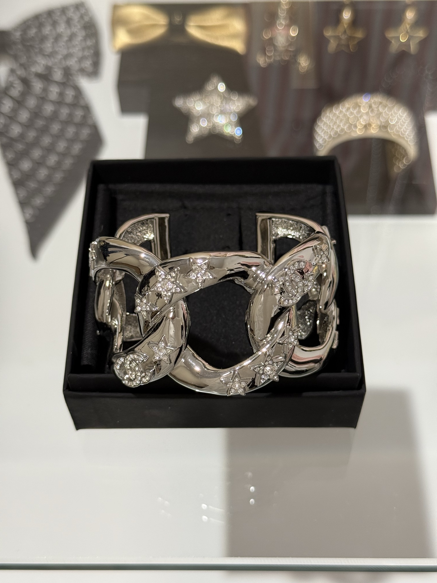 NO:635916,[New product sharing] Chanel 25s silver hollow mirror thick chain full of diamonds and stars double C open bracelet bracelet Jennie's same style, ring-shaped mirror chain design, simple and very grand, embellished with diamonds double C, stars, adding a touch of uniqueness. As a daily match, large bracelets are really super nice~ Recommended, Chanel, Bracelet, Cardia high-end jewelry19860909【新品分享】 Chanel 25s 银色镂空镜面粗链条满钻星星双c开口手镯手环 Jennie同款 环扣镜面链条设计 简约又非常大气 上面点缀满钻双c、星星 更增添一丝独特 作为日常搭配大手镯真的超级nice～推荐,,chanel,bracelet,卡迪亚高端饰品,Jewelry