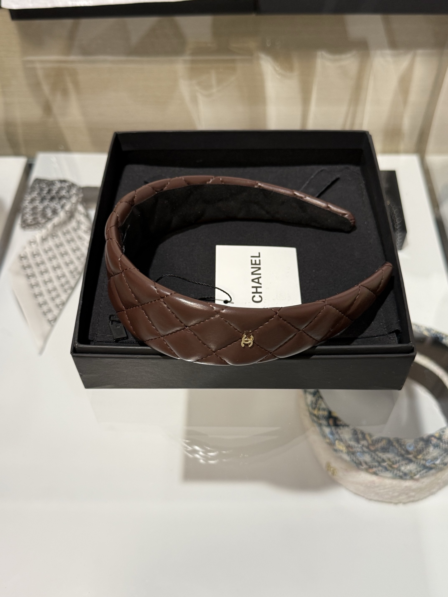 NO:710695,88200Chanel new brown leather rhombus gold double C hairband hairpin rhombus stitching + gold small label design retro and elegant. It looks great with sweaters and coats in autumn and winter. Aesthetic yyds~,,chanel,sweaters,Cardia high-end jewelry1986090988200Chanel 新款棕色皮质菱纹金色双c发箍发卡 菱格纹车线+金色小标设计 复古又优雅 秋冬搭配毛衣、大衣都巨好看 审美yyds～,,chanel,sweaters,卡迪亚高端饰品,Jewelry