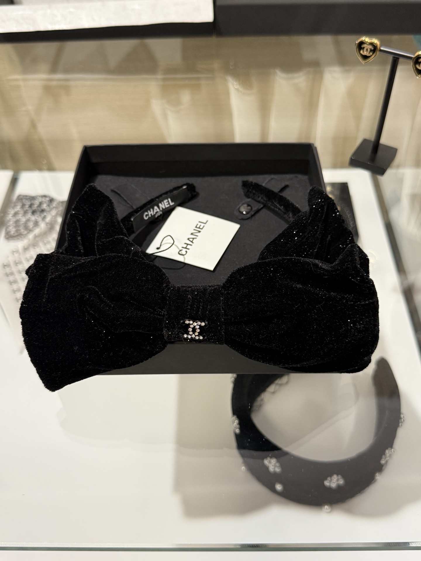 NO:669675,88180, Chanel black velvet sequined double-layered bow with gold full diamond double C hairband hairpin. Double-layered bow + rhinestone double C design. Elegant and high-end. The velvet comes with black fine sequins. It is very textured. It is super photogenic when taking photos during afternoon tea dates. Whoever wears it is a rich daughter, Chanel, Cartier high-end jewelry1986090988180,Chanel 黑丝绒亮片双层蝴蝶结金色满钻双c发箍发卡 双层蝴蝶结+水钻双c设计 优雅又高级 丝绒自带黑色细闪亮片 非常有质感 下午茶约会拍照都超级出片 谁戴谁是富家千金,,chanel,卡迪亚高端饰品,Jewelry