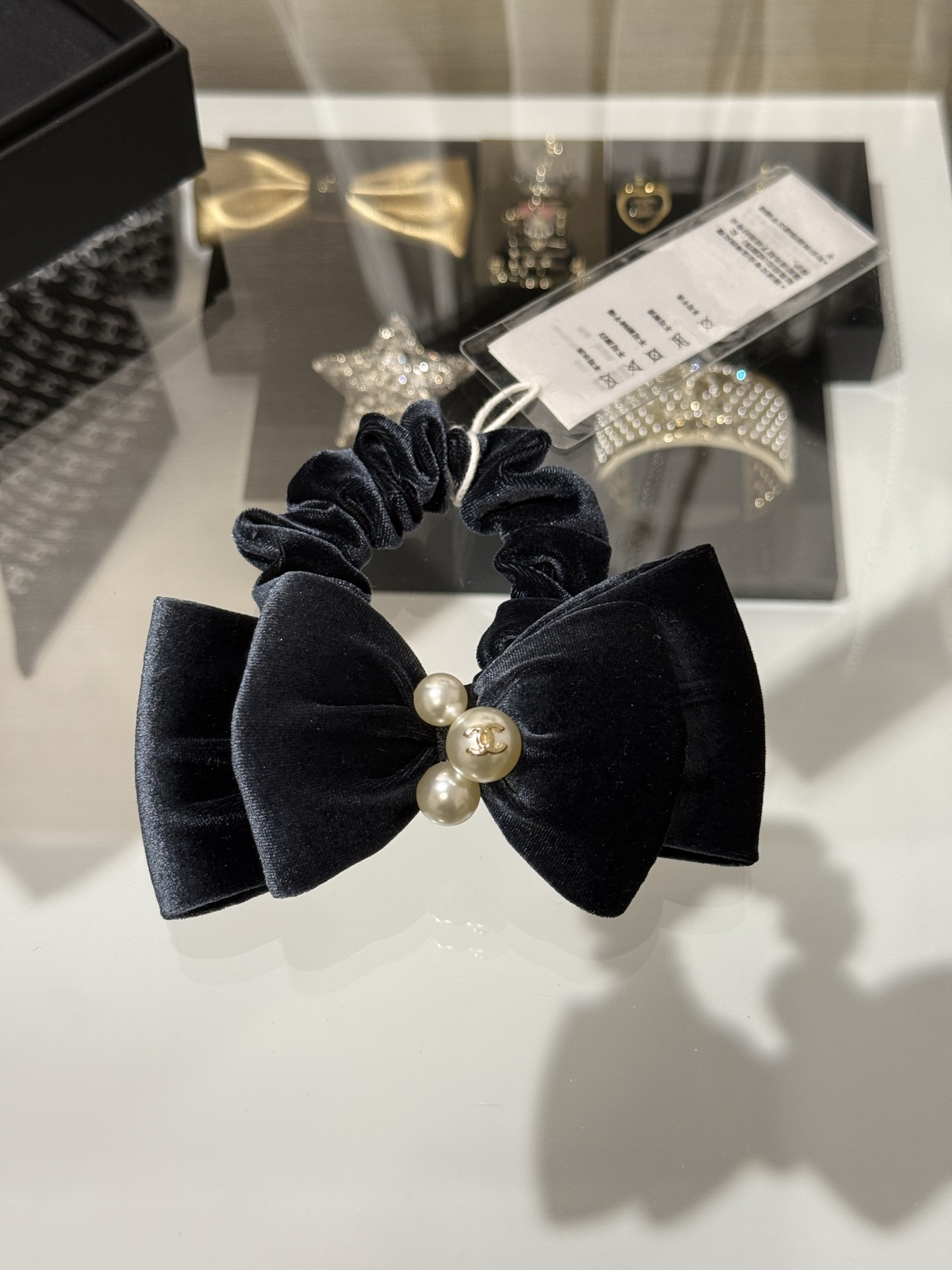 NO:669660,88160,Chanel 25 new model, blue velvet three-dimensional bow, pearl light gold double C hair tie, blue double-layer bow + large and small beads design, full of high-end feeling in autumn and winter, looks exquisite when worn on the hand, doubles the temperament directly when tied in the hair,,chanel,Cardia high-end jewelry1986090988160,Chanel 25新款 蓝丝绒立体蝴蝶结珍珠浅金色双c发圈发绳 蓝色双层蝴蝶结+大小珠设计 秋冬高级感满满 戴手上显精致 扎头发上直接气质翻倍,,chanel,卡迪亚高端饰品,Jewelry