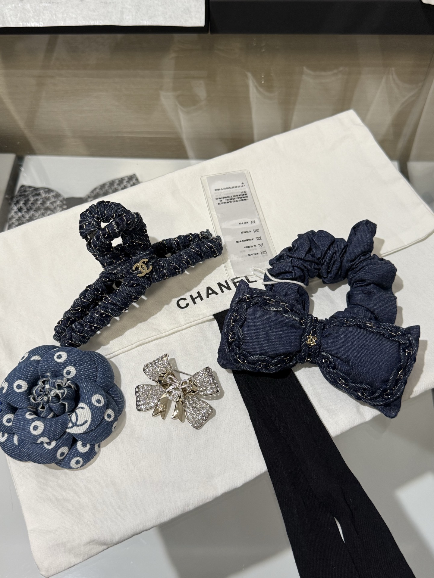 NO:669666,88160,Chanel's new denim denim dark blue webbing chain gold double C hair ring hair rope round bow shape cute and age-reducing dark denim + double cLogo very retro feel super eye-catching for daily appointments and commuting Recommended, chanel, Cartier high-end jewelry1986090988160,Chanel 新款丹宁牛仔深蓝色织带穿链金色双c发圈发绳 圆滚滚的蝴蝶结造型 可爱又减龄 深色牛仔布+双cLogo 非常有复古感 日常约会通勤都超级吸睛 推荐,,chanel,卡迪亚高端饰品,Jewelry