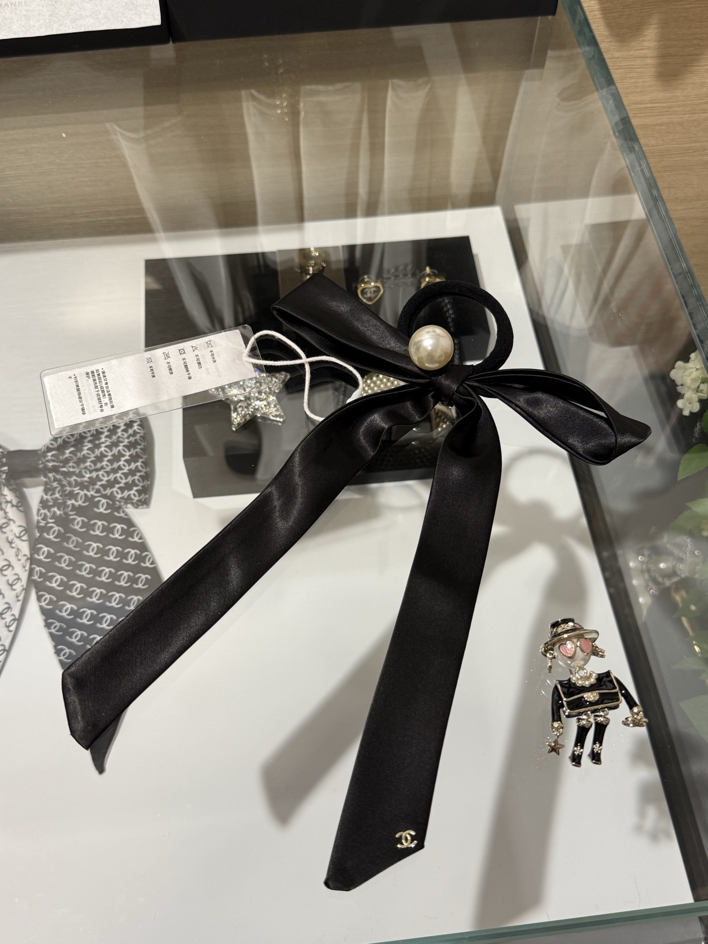 NO:669687,Chanel's new black satin ribbon bow gold double-C pearl hairband and ribbon ribbon pearl design is full of French retro feel. The upper body is very ceremonial and is very high-end to wear at holiday parties. 88160,,chanel,Cardia high-end jewelry19860909Chanel 新款黑色缎面飘带蝴蝶结金色双c珍珠发圈发绳 缎带珍珠设计 满满法式复古感 上身非常有仪式感 节日聚会佩戴都很高级 88160,,chanel,卡迪亚高端饰品,Jewelry