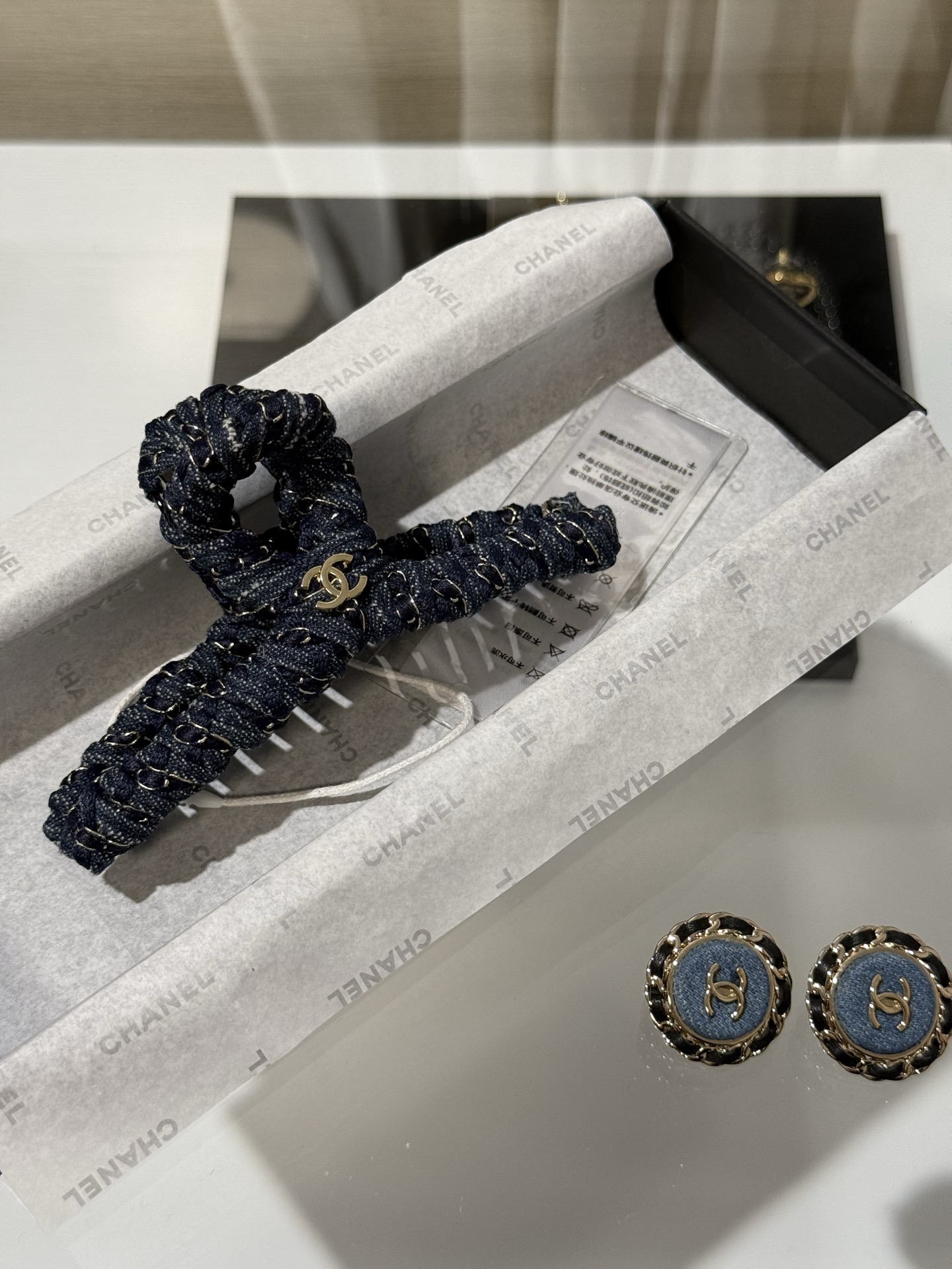 NO:669653,88160,Chanel new denim denim dark blue webbing chain gold double c grabber hairpin dark denim + double cLogo design simple and retro, very stylish when you grab it, super eye-catching for daily commuting,,chanel,hairpins,cardia high-end jewelry1986090988160,Chanel 新款丹宁牛仔深蓝色织带穿链金色双c抓夹发夹 深色牛仔布+双cLogo设计 简约又复古 随手一抓就很有型 日常通勤佩戴超级吸睛,,chanel,hairpins,卡迪亚高端饰品,Jewelry